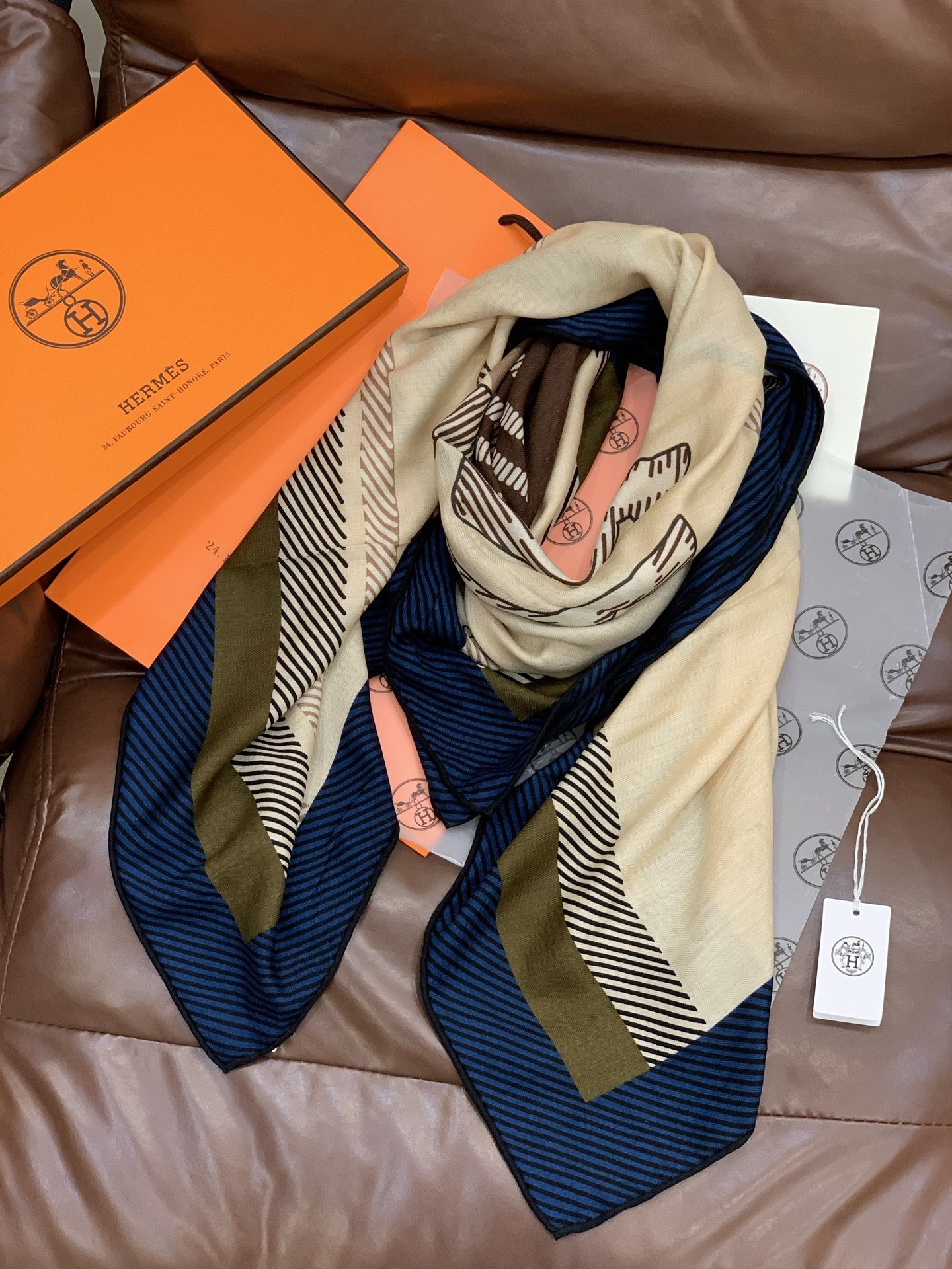 ✨✨【双面同色 丝毛款】H家羊绒新款 买了都说好看‼️推荐💕【骏马披挂 140】羊绒方巾‼️H家ZG爆款