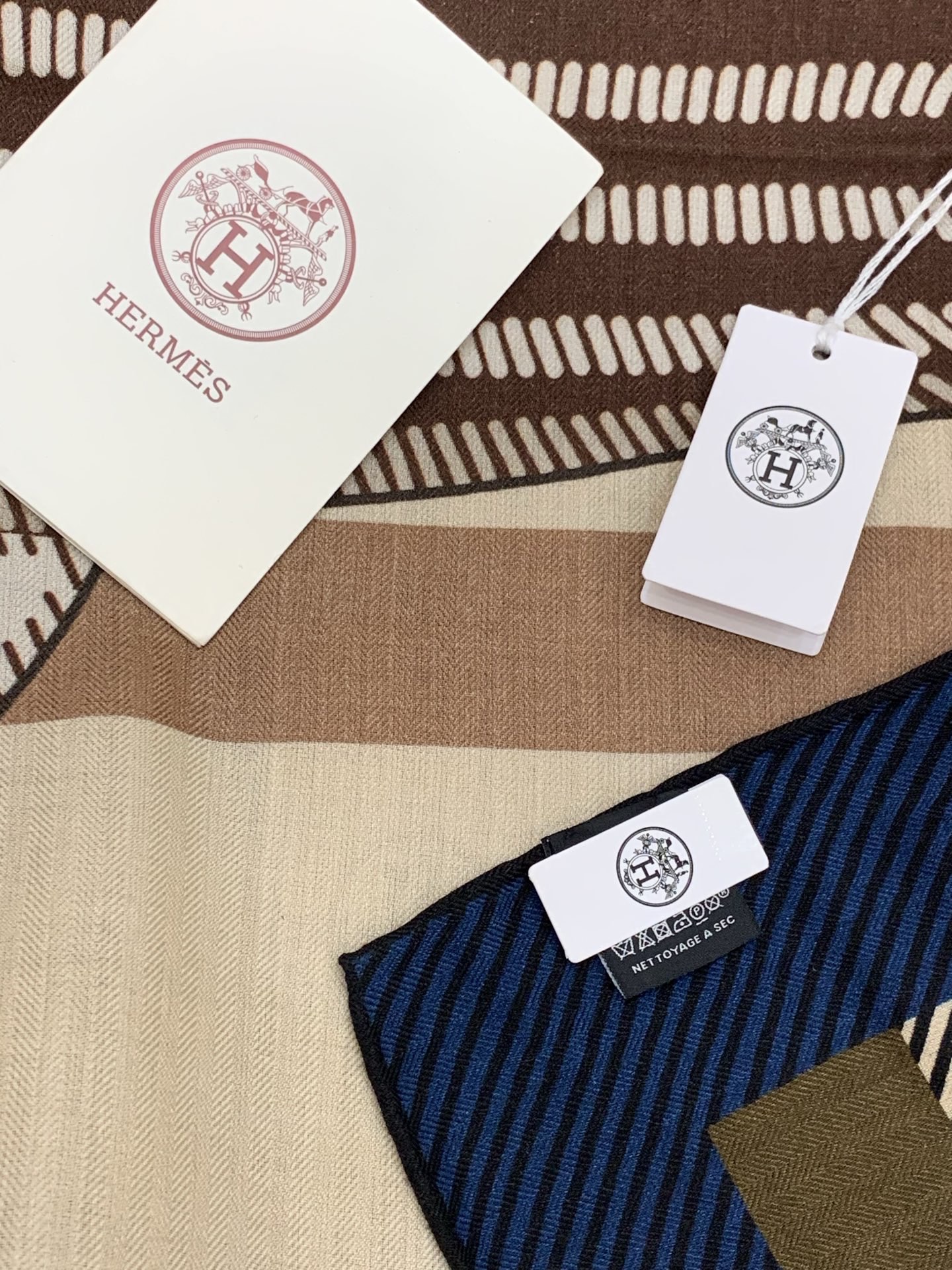 ✨✨【双面同色 丝毛款】H家羊绒新款 买了都说好看‼️推荐💕【骏马披挂 140】羊绒方巾‼️H家ZG爆款