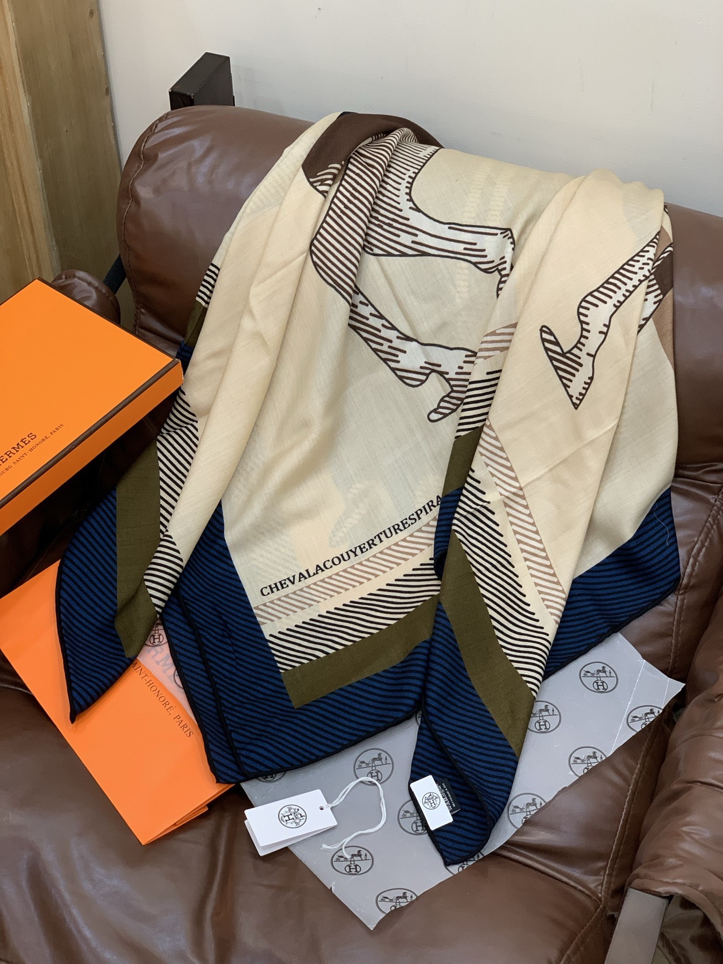 ✨✨【双面同色 丝毛款】H家羊绒新款 买了都说好看‼️推荐💕【骏马披挂 140】羊绒方巾‼️H家ZG爆款