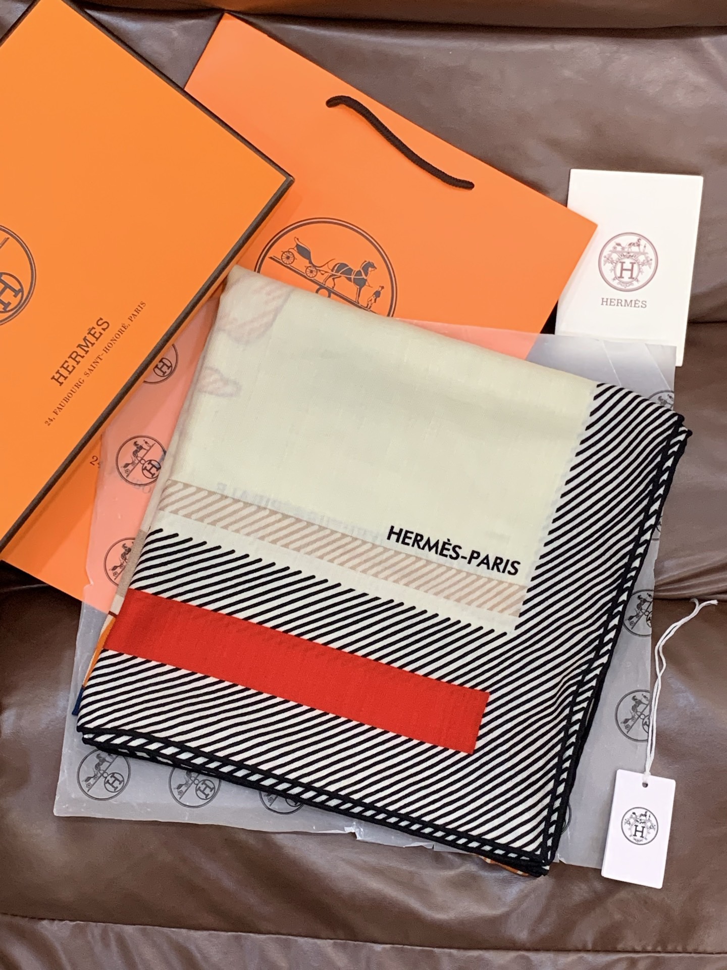 ✨✨【双面同色 丝毛款】H家羊绒新款 买了都说好看‼️推荐💕【骏马披挂 140】羊绒方巾‼️H家ZG爆款