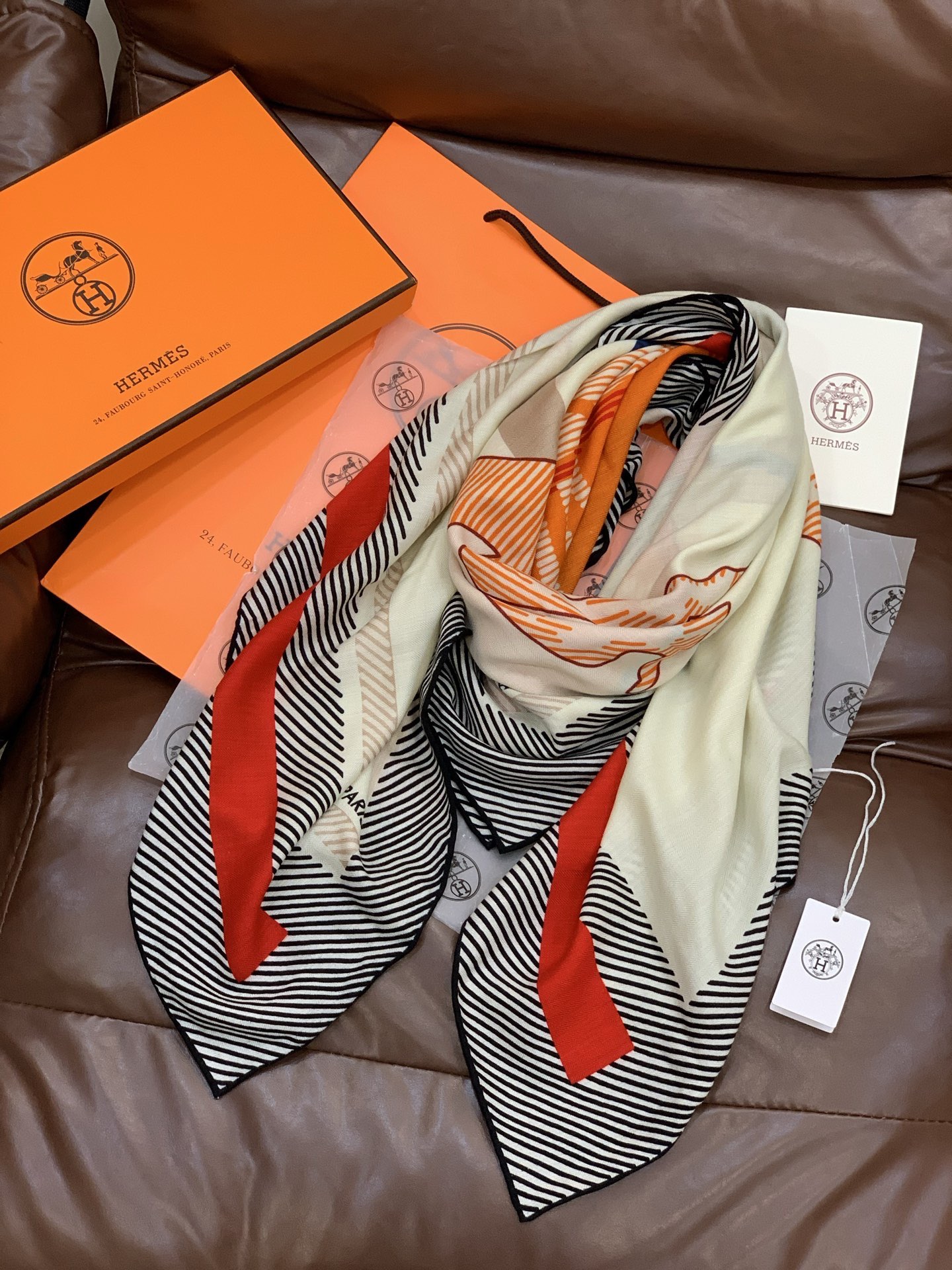 ✨✨【双面同色 丝毛款】H家羊绒新款 买了都说好看‼️推荐💕【骏马披挂 140】羊绒方巾‼️H家ZG爆款