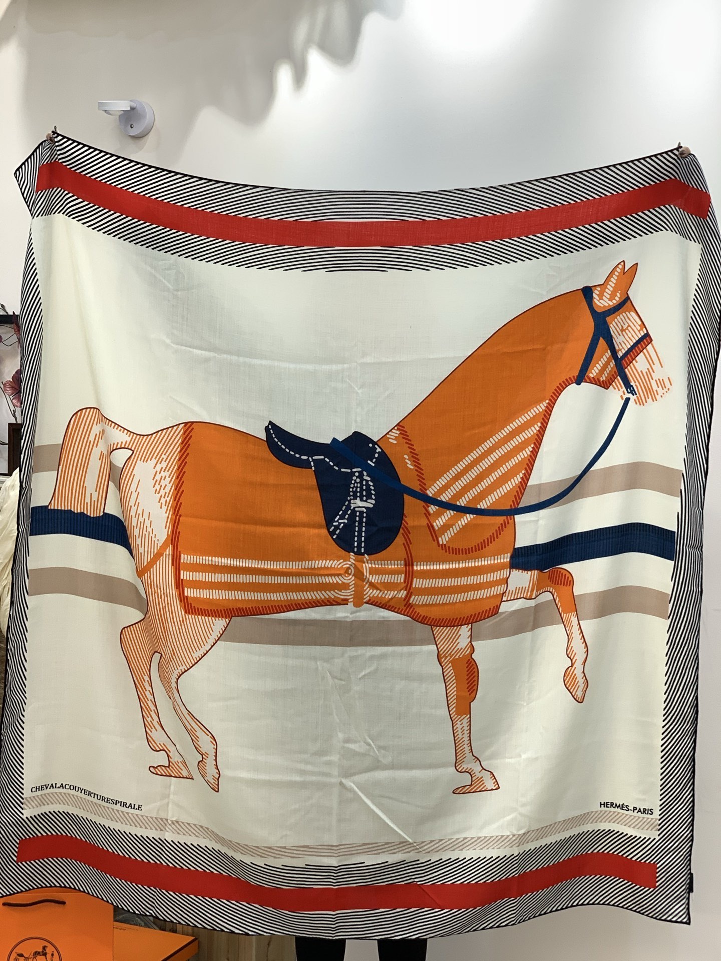 ✨✨【双面同色 丝毛款】H家羊绒新款 买了都说好看‼️推荐💕【骏马披挂 140】羊绒方巾‼️H家ZG爆款