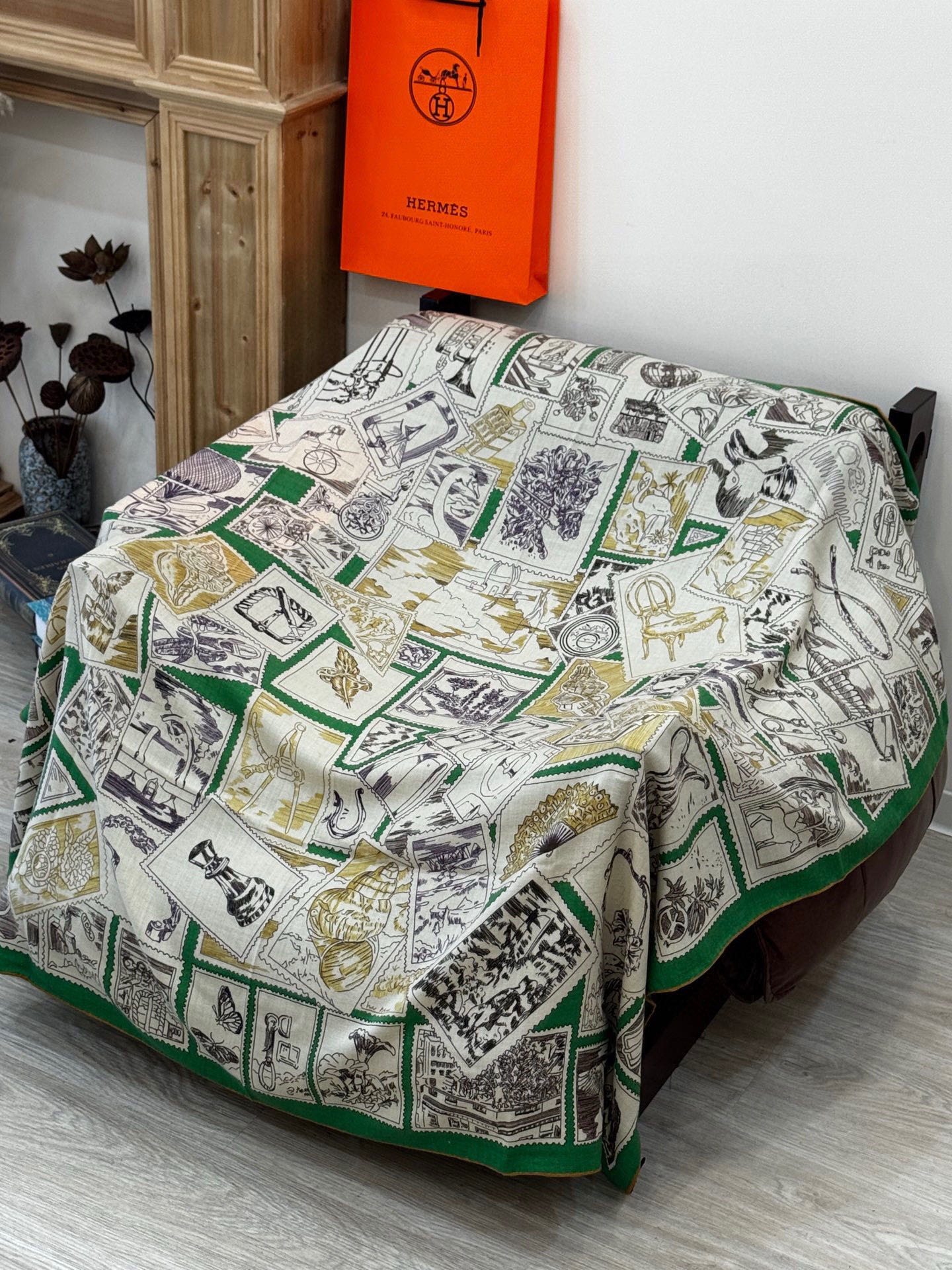 💟2025年秋冬抢先 上新💞【双面同色丝绒方巾】手工卷边山羊绒和真丝混纺披肩（70%山羊绒，30%桑蚕丝