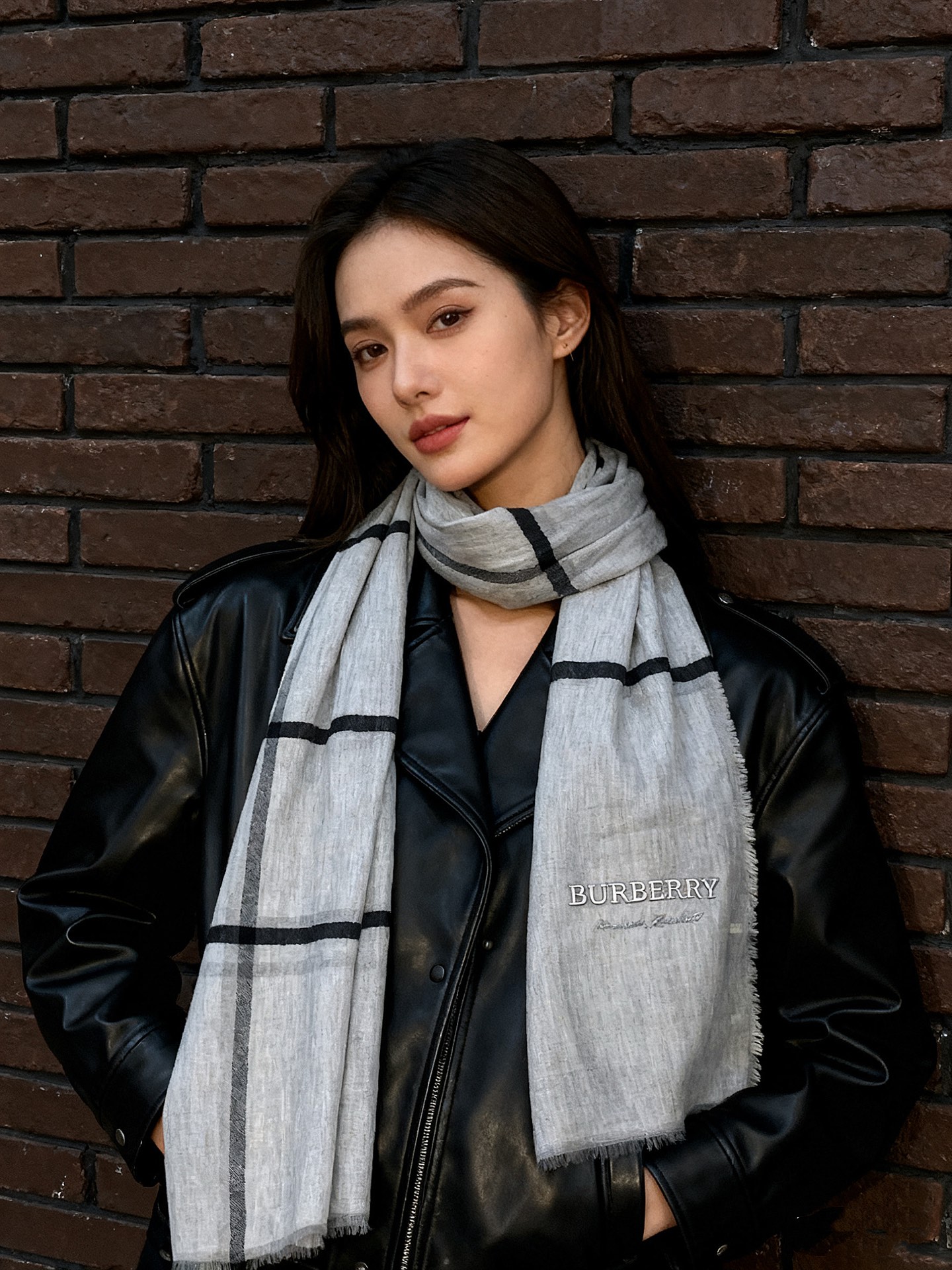 P165 🆕狠货来袭💪🏻巴宝莉经典款重磅推出 个性双色拼接 定织羊羔绒面料围巾,手感极其丝滑,上身超级舒服!!绣有B家经典战马LOGO 吊牌齐全 🎁送人 自带 绝对高大上!!极致自留推荐!!尺寸:200*100超大尺寸