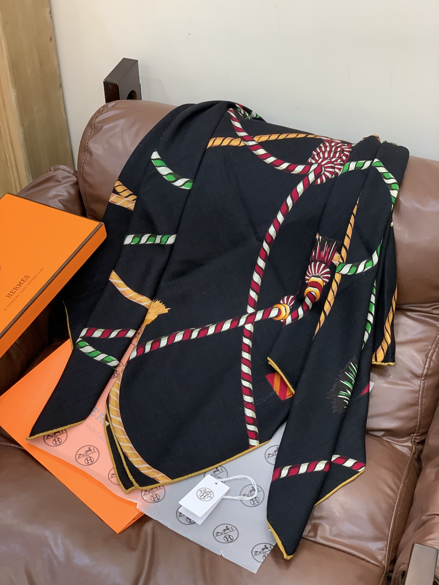 羊绒新款🆕👏👏买了都说好看‼️推荐💕爱马仕双面同色羊绒方巾【双面同色140】，顶级工艺超值‼️爱马仕专柜