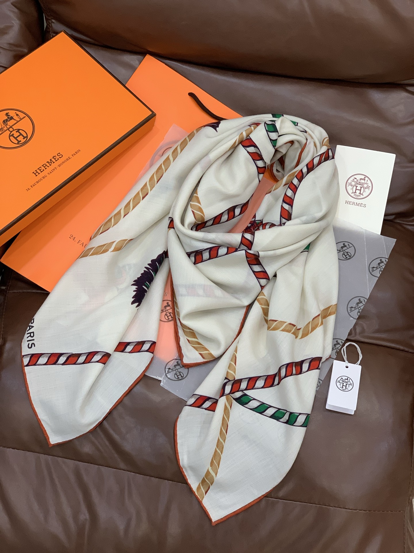 羊绒新款🆕👏👏买了都说好看‼️推荐💕爱马仕双面同色羊绒方巾【双面同色140】，顶级工艺超值‼️爱马仕专柜