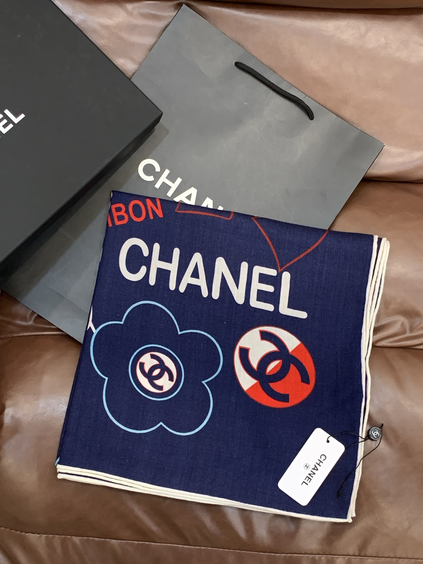 2025秋冬高级成衣系列～Chanel 【140双面同色丝绒披肩】此系列谱写一曲自由轻灵的赞歌本系列作品