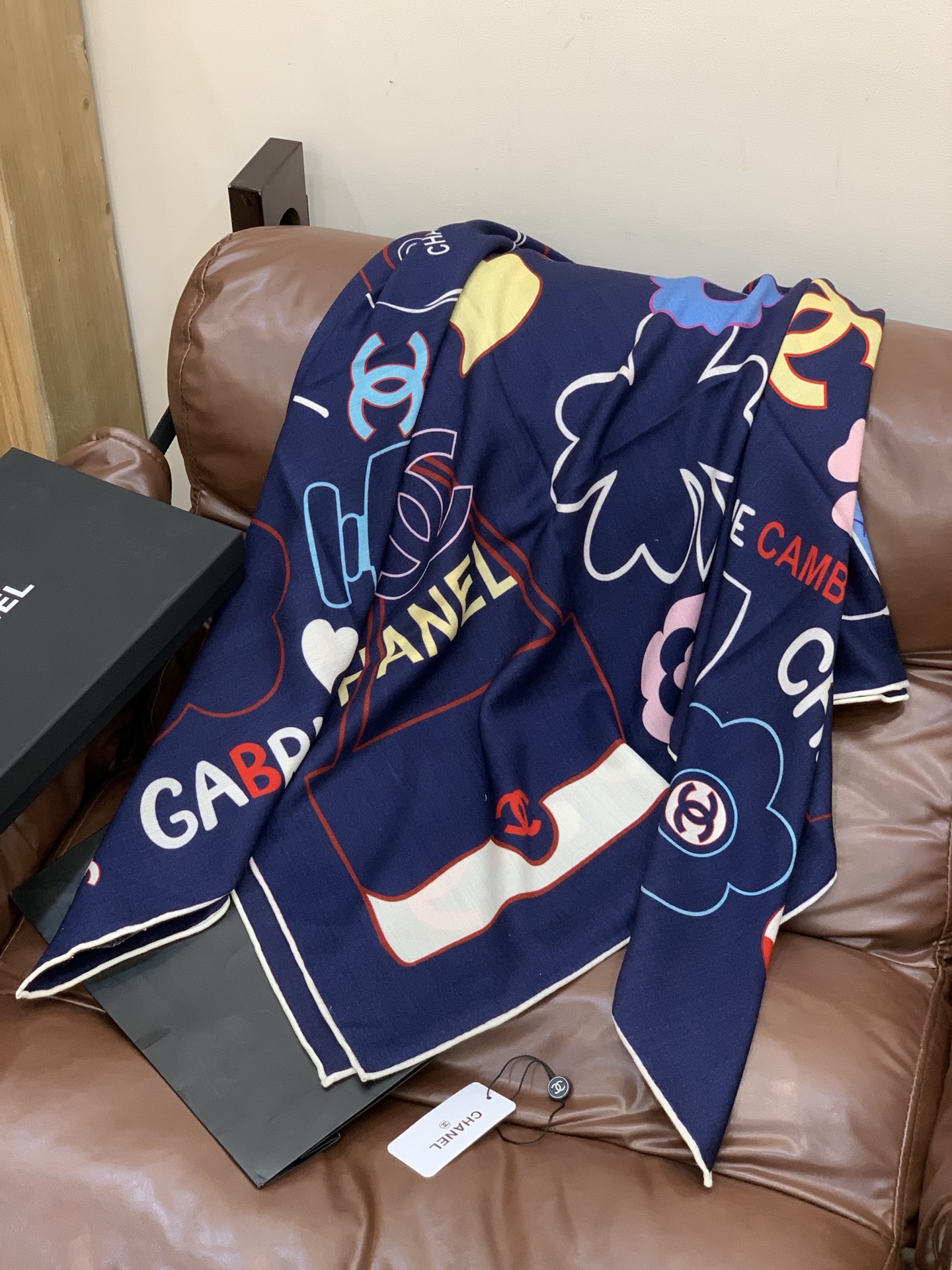 2025秋冬高级成衣系列～Chanel 【140双面同色丝绒披肩】此系列谱写一曲自由轻灵的赞歌本系列作品