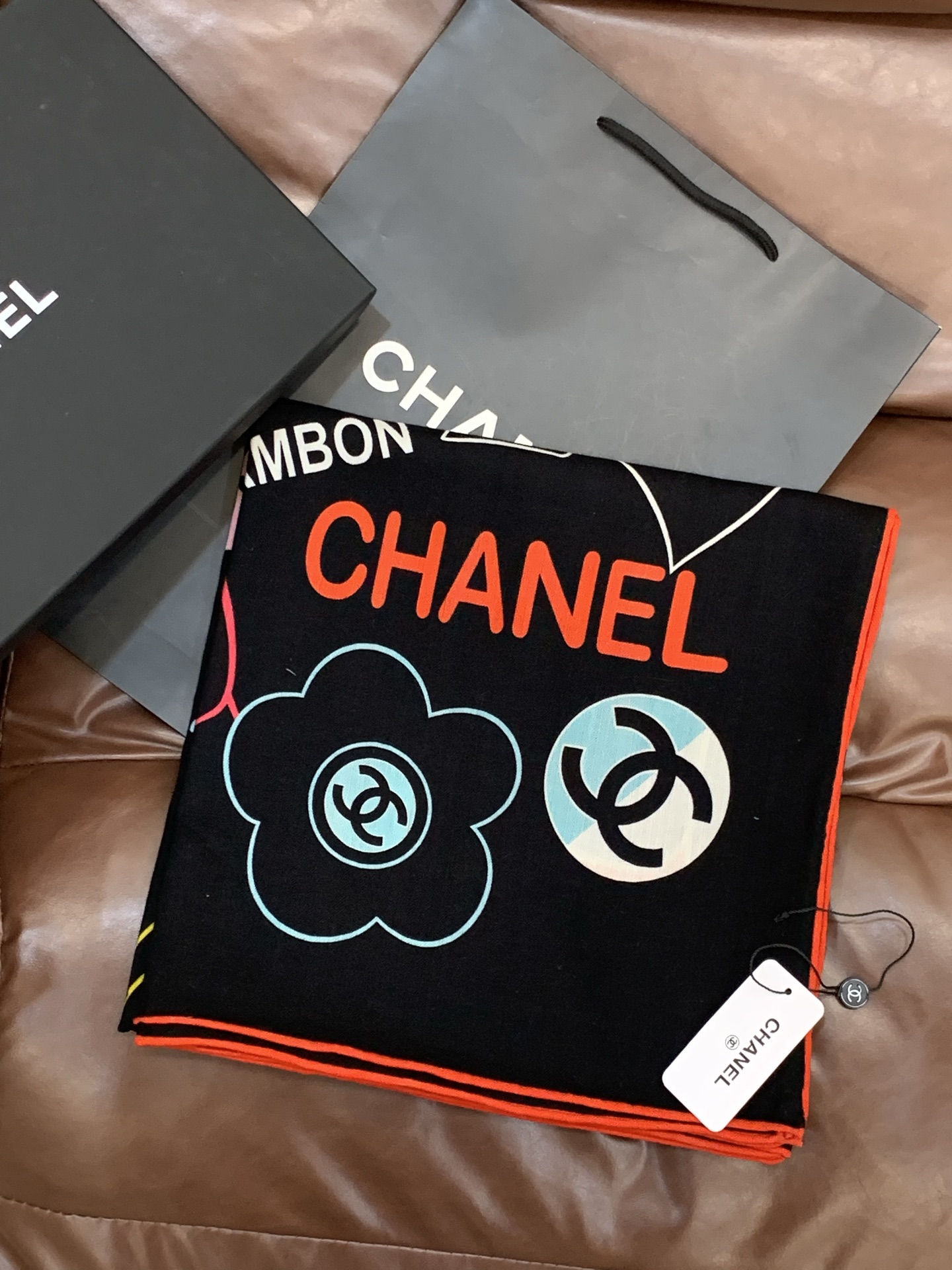2025秋冬高级成衣系列～Chanel 【140双面同色丝绒披肩】此系列谱写一曲自由轻灵的赞歌本系列作品