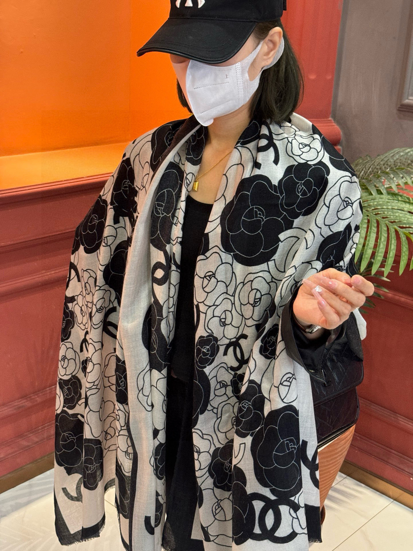 P190 羊绒新款💞 新❤小香【山茶花长围巾】~超级抬气色!高级女人味!羊绒围巾也能这么美!!!这款双面花卉羊绒围巾真的好高级!香奶奶家招牌的花卉花色搭配服饰很显品味!!招牌山茶花与双C字母元素的新融合,奢华优雅感,薄薄的羊绒手感,印花的设计真的很赞!春夏搭配白衬衫更是又气质又时髦,秋冬搭配大衣超级显品味,懂得搭配的姐妹一定要入手!!柔软软糯顺滑!赋予了围巾非常容易造型,非常重磅奢华的设计,上身却别样衬得人高贵气质!简单的打底配此款围巾,简单的搭配却给人非常舒适有品味的大牌感…推荐!!尺寸规格:100*200cm羊绒长巾