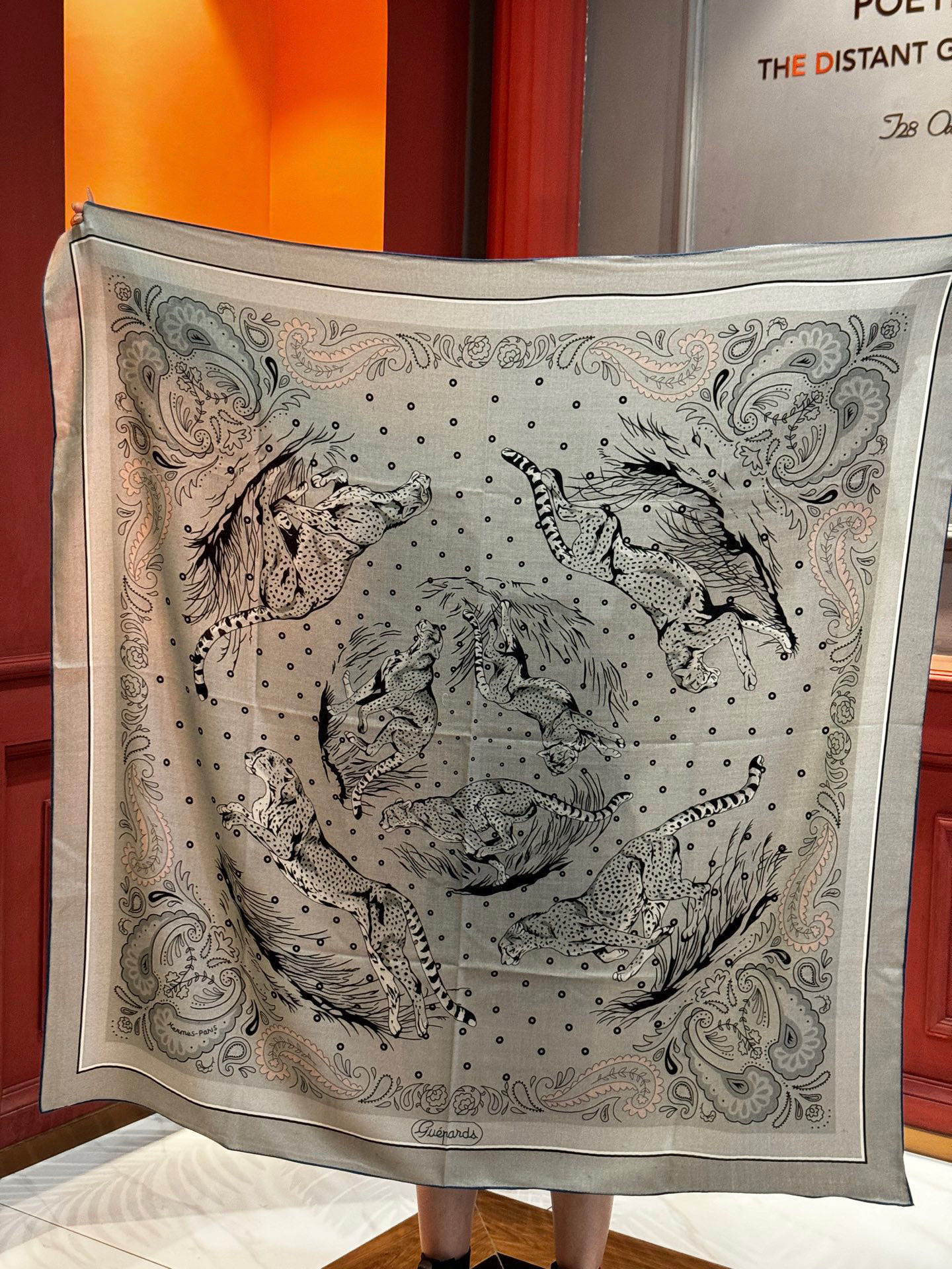 H珍藏版[丛林之爱]大方巾，双面同色 独一无二的品质！这款大方巾巾采用山羊绒和真丝混纺面料制成，柔软轻盈