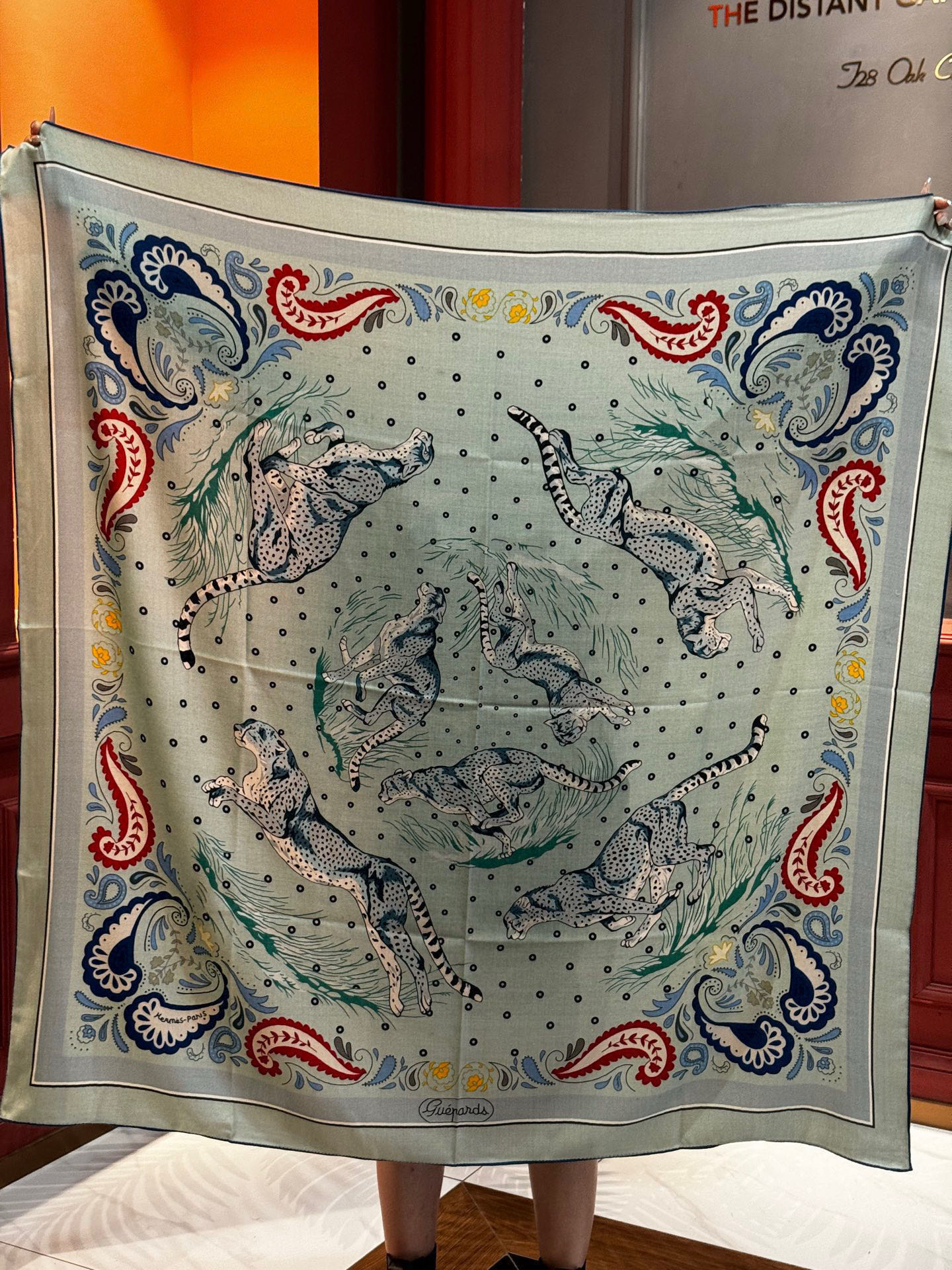 H珍藏版[丛林之爱]大方巾，双面同色 独一无二的品质！这款大方巾巾采用山羊绒和真丝混纺面料制成，柔软轻盈