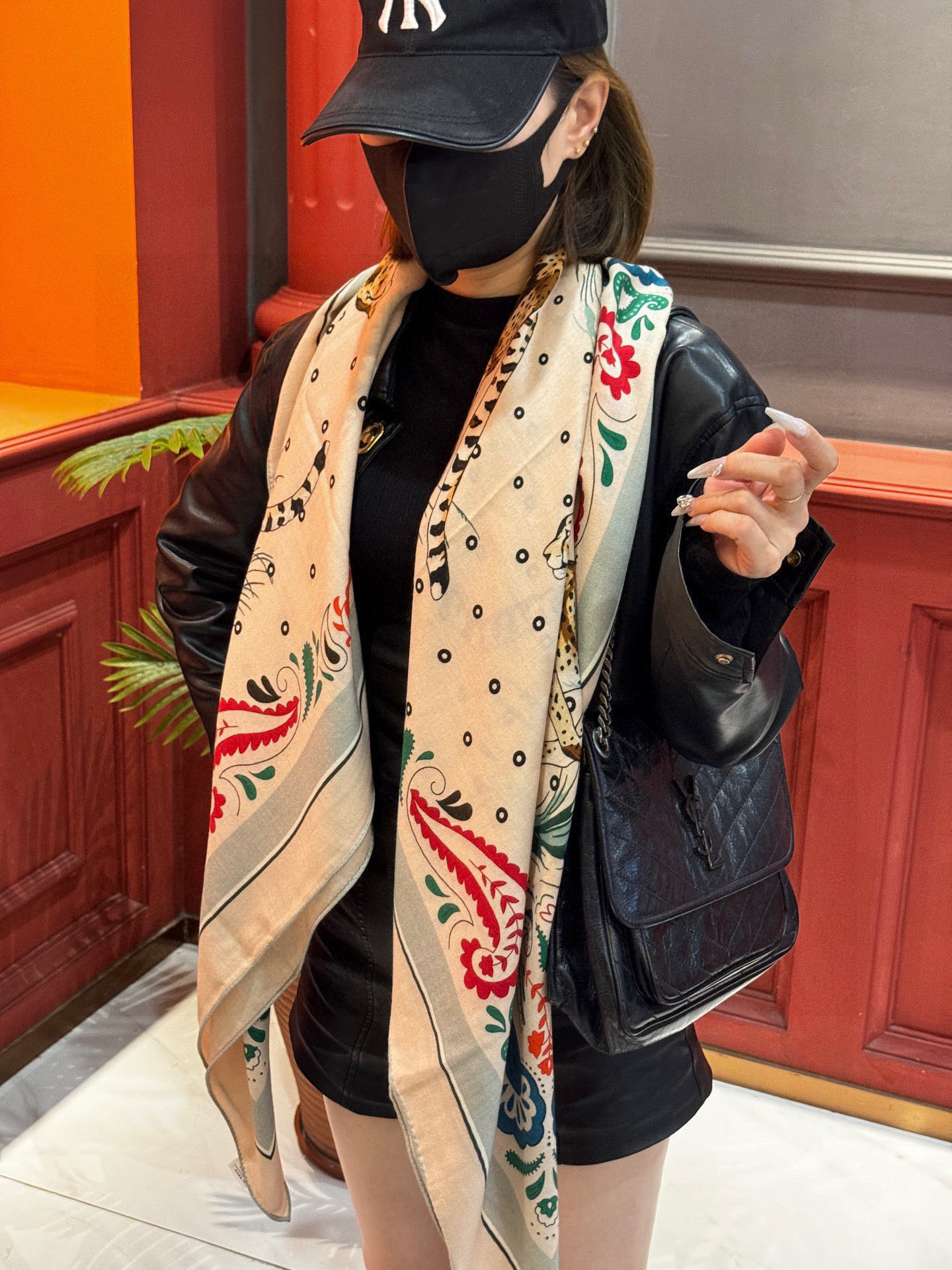 H珍藏版[丛林之爱]大方巾，双面同色 独一无二的品质！这款大方巾巾采用山羊绒和真丝混纺面料制成，柔软轻盈