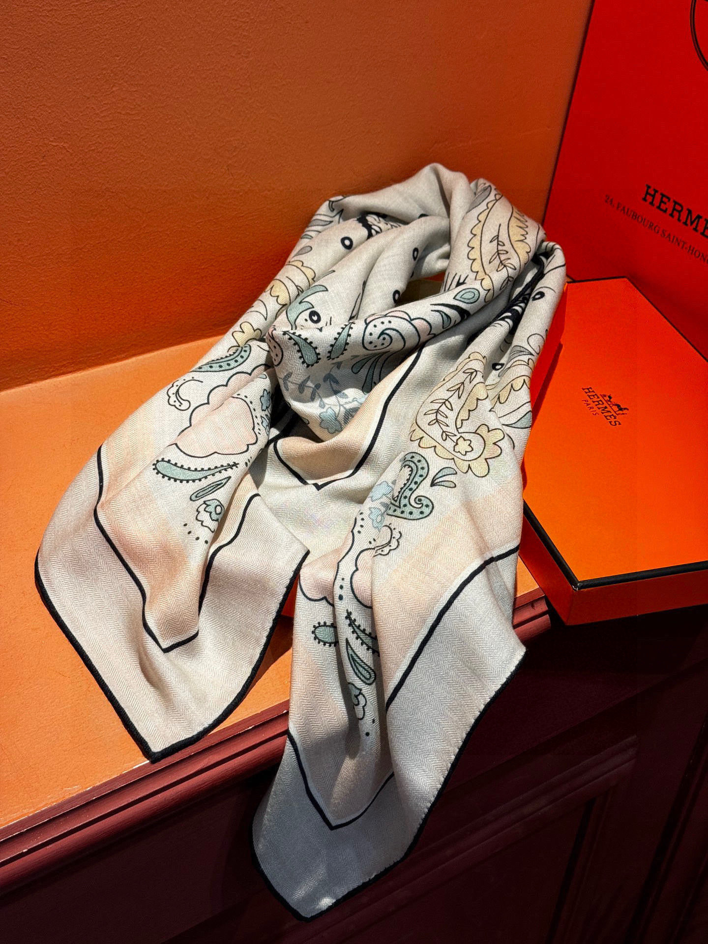 H珍藏版[丛林之爱]大方巾，双面同色 独一无二的品质！这款大方巾巾采用山羊绒和真丝混纺面料制成，柔软轻盈