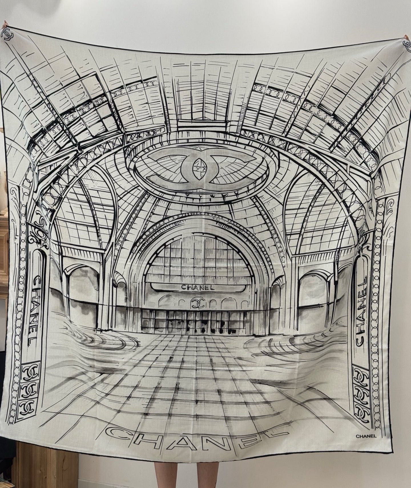 CHANEL ~25秋冬新品【140顶级丝绒双面同色】披肩的图案是巴黎大皇宫中被命名为“Gabriell