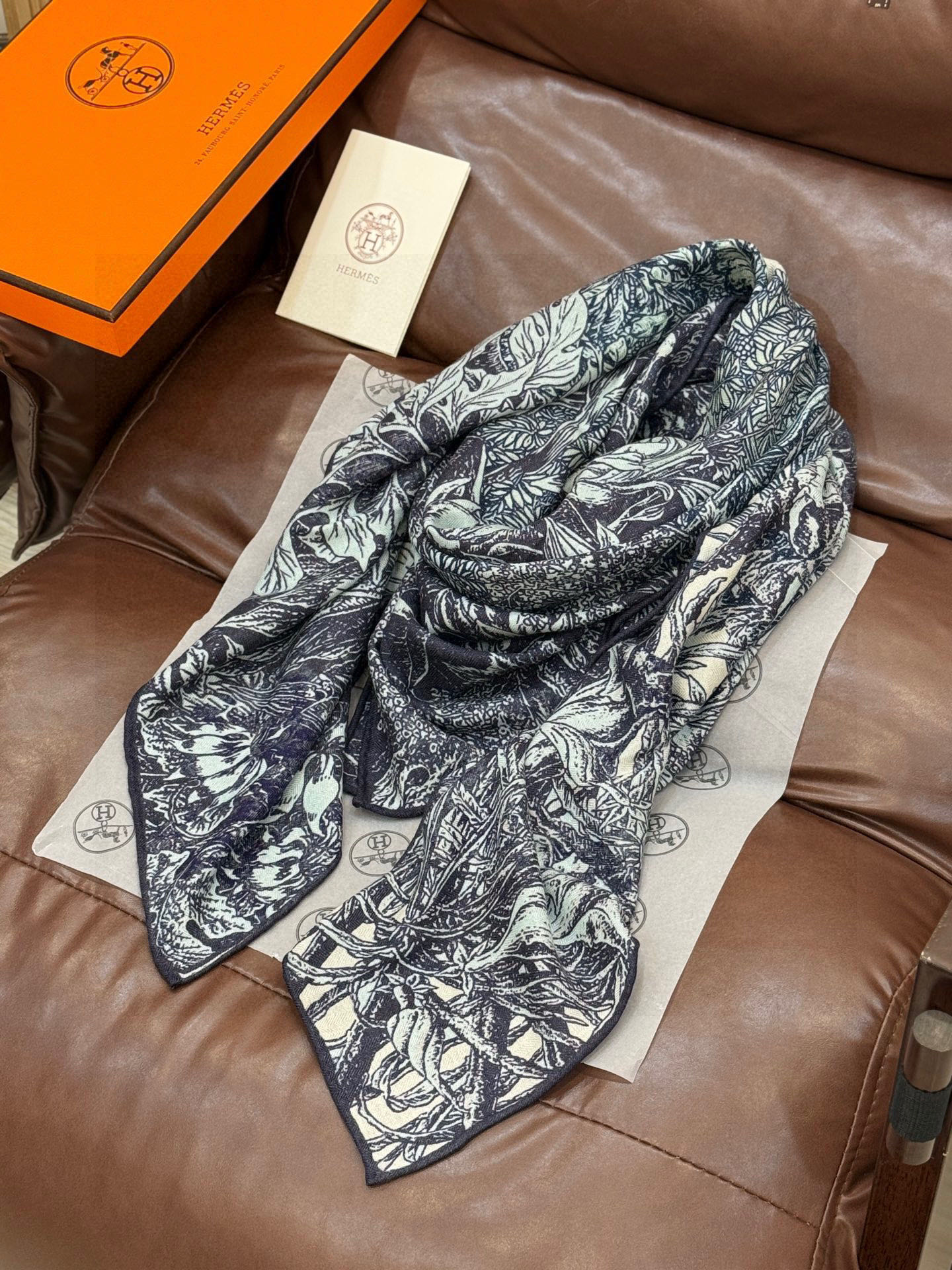 💟2025年秋冬抢先 上新💞【双面同色丝毛方巾】手工卷边山羊绒和真丝混纺披肩（70%山羊绒，30%桑蚕丝