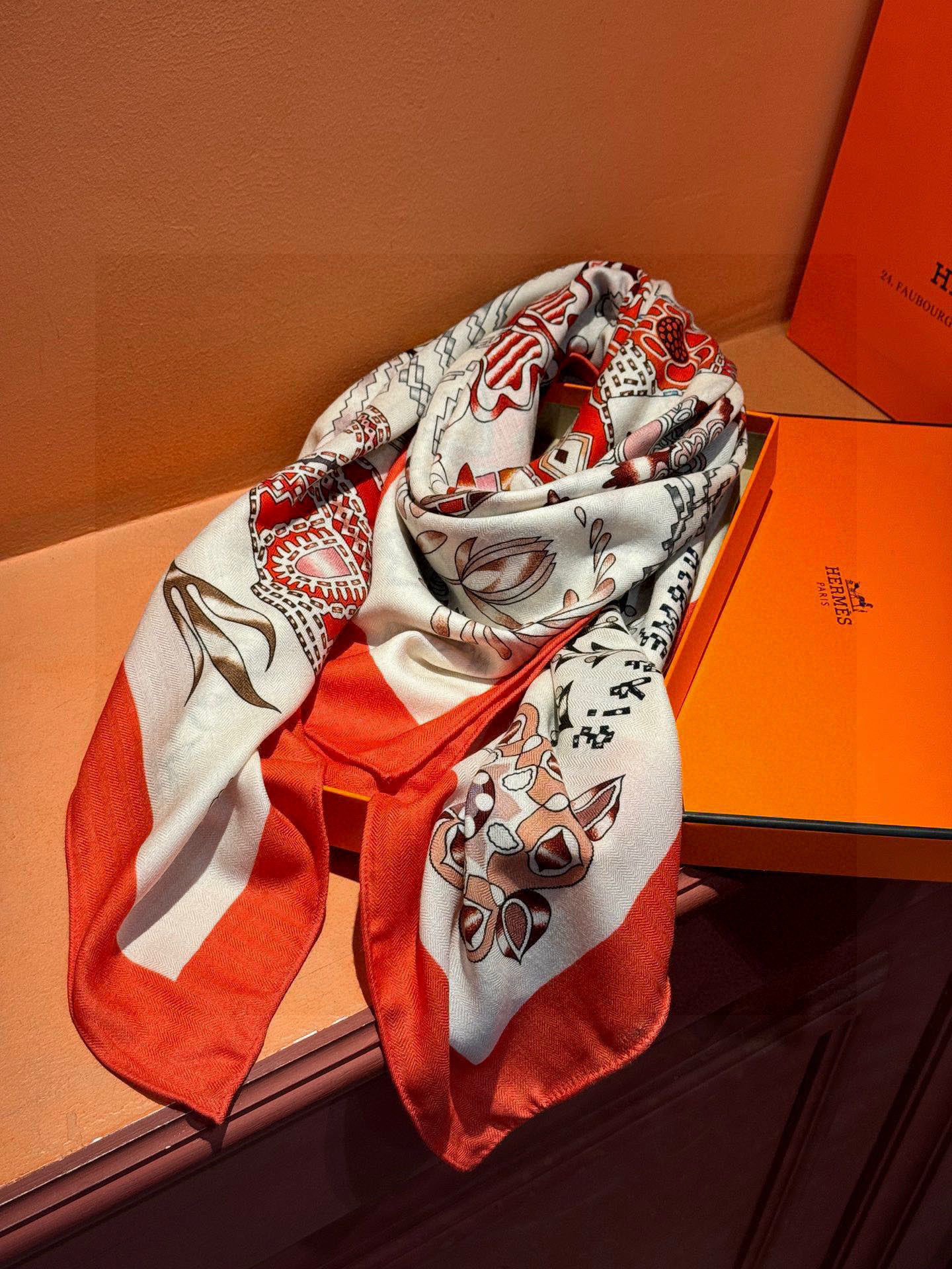 爱马仕～秋冬搭配利器❗️顶级双面同色 版真丝羊绒披肩！！1条等于2条】点睛精彩，图案和配色都超级喜欢，又