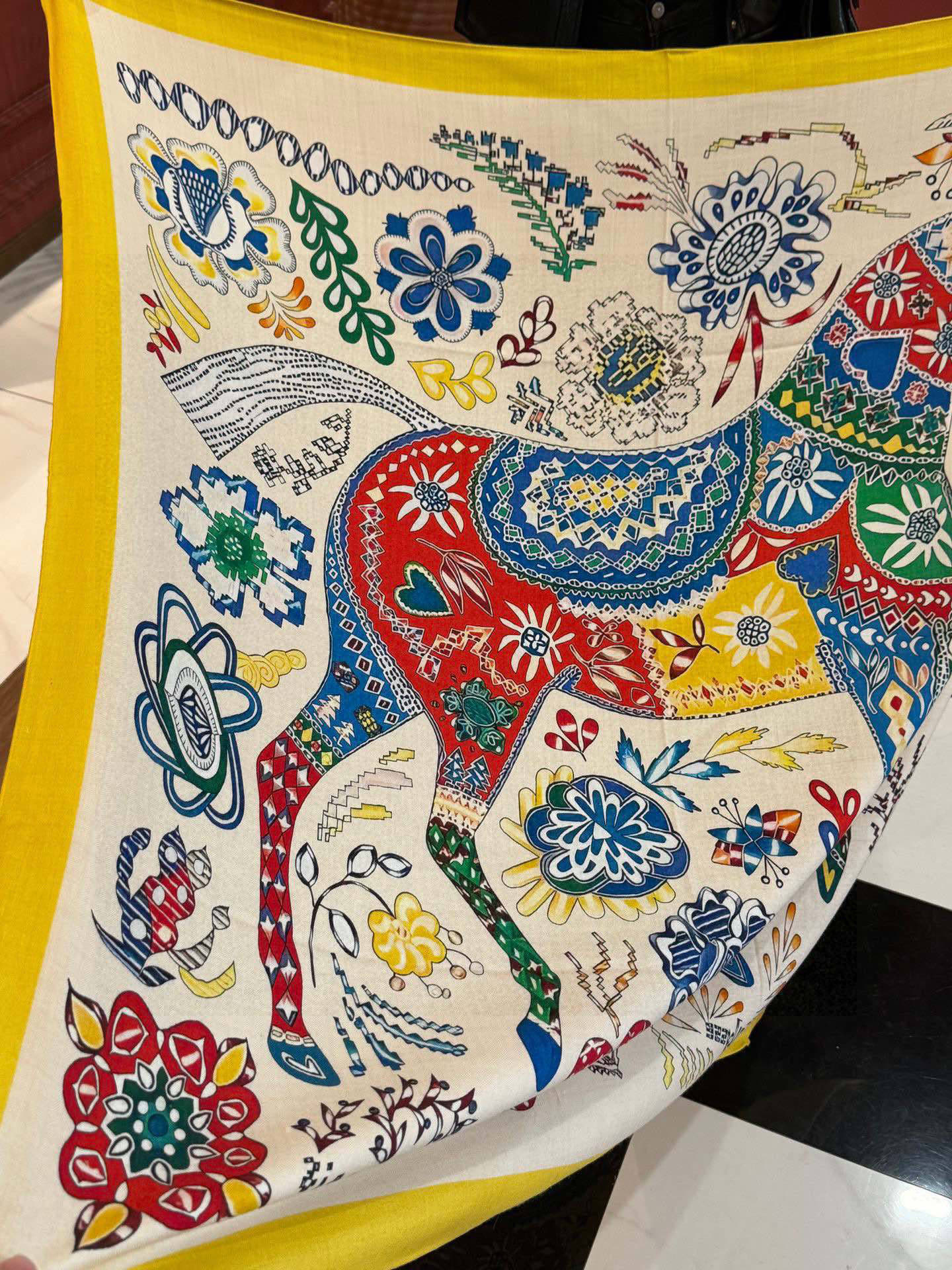 爱马仕～秋冬搭配利器❗️顶级双面同色 版真丝羊绒披肩！！1条等于2条】点睛精彩，图案和配色都超级喜欢，又