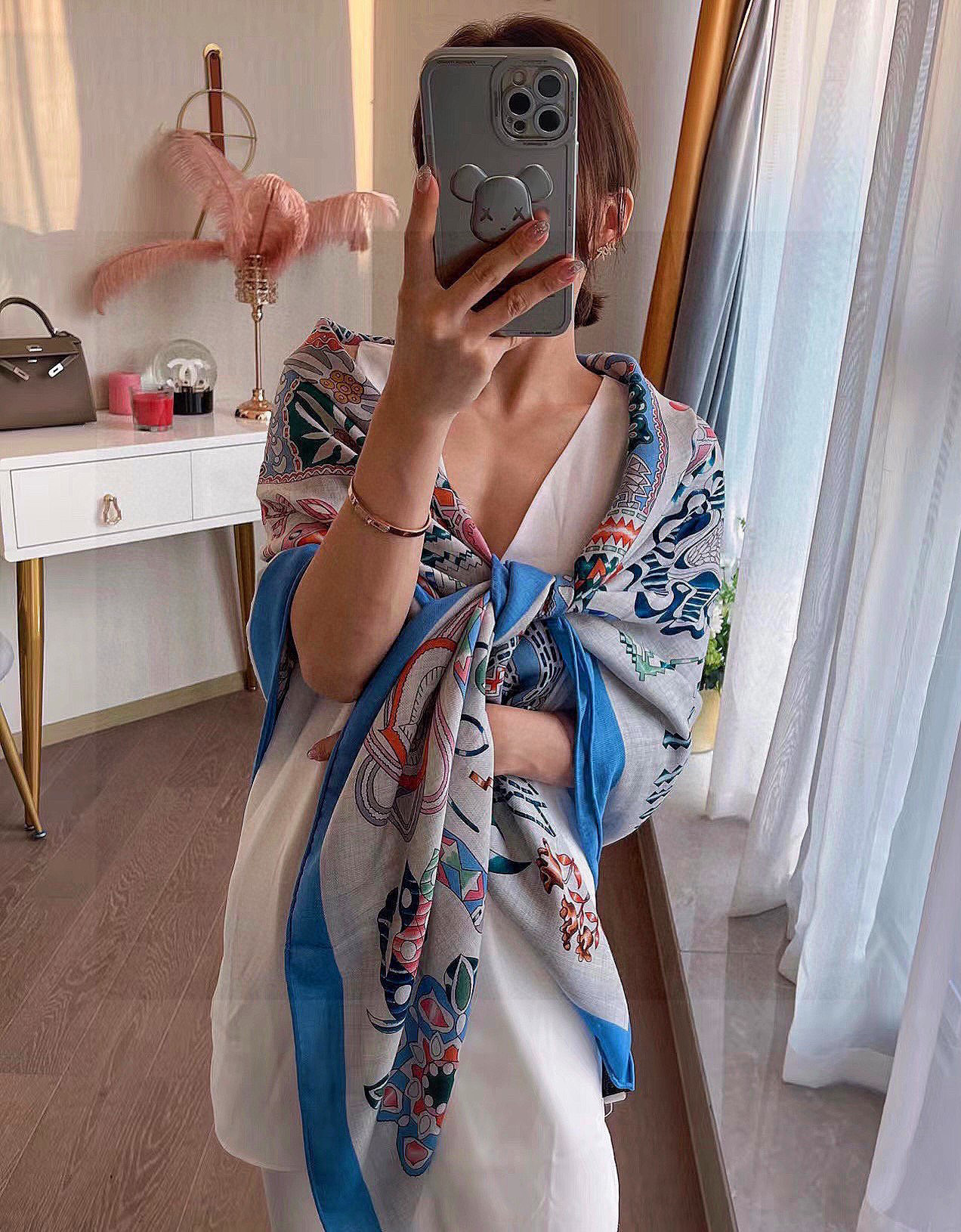 爱马仕～秋冬搭配利器❗️顶级双面同色 版真丝羊绒披肩！！1条等于2条】点睛精彩，图案和配色都超级喜欢，又