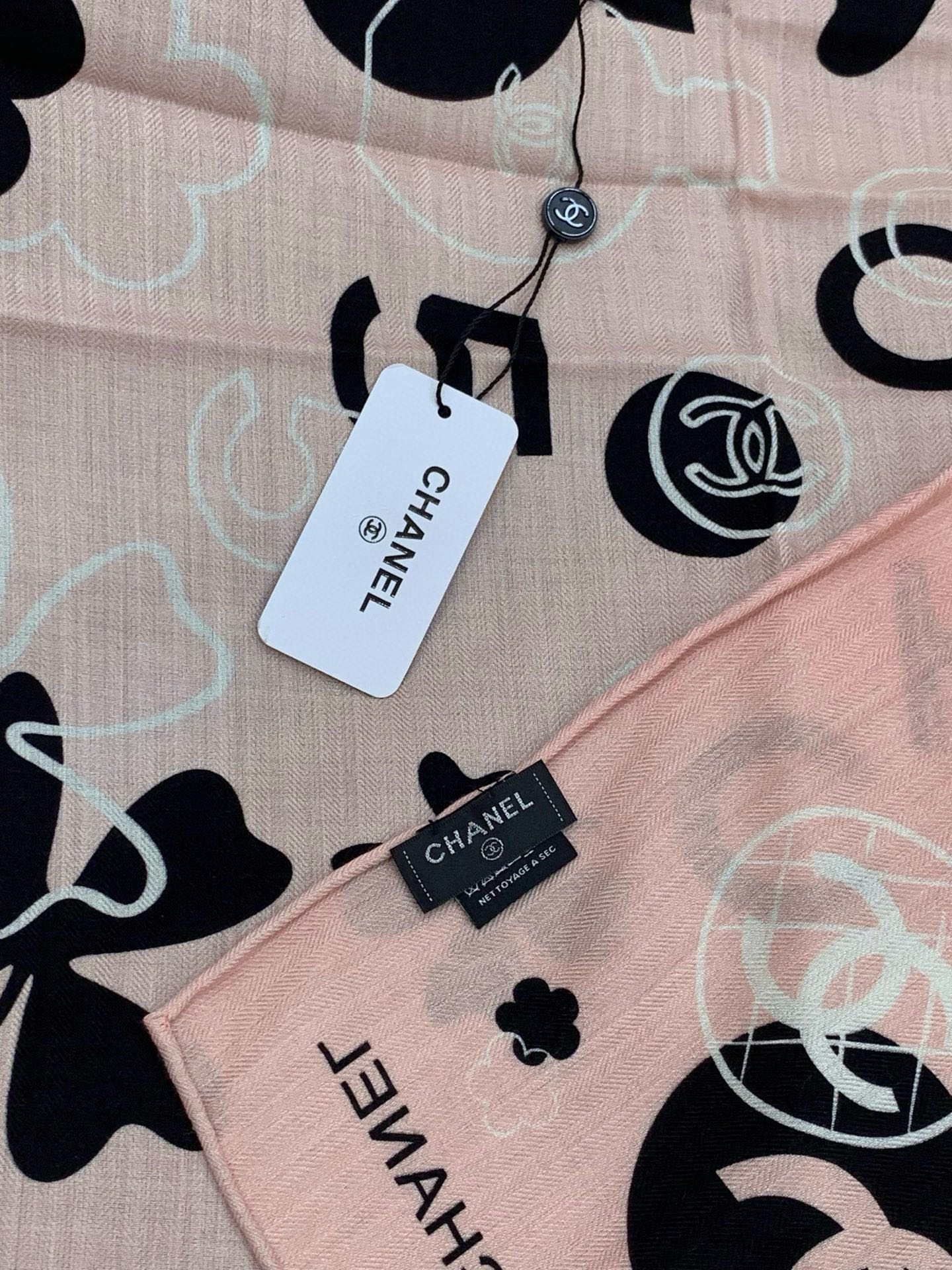 上新❤️【Chanel】 经典茶花优雅Coco风，Chanel最新菱格丝绒大方巾~气质到骨子里，香奶奶新