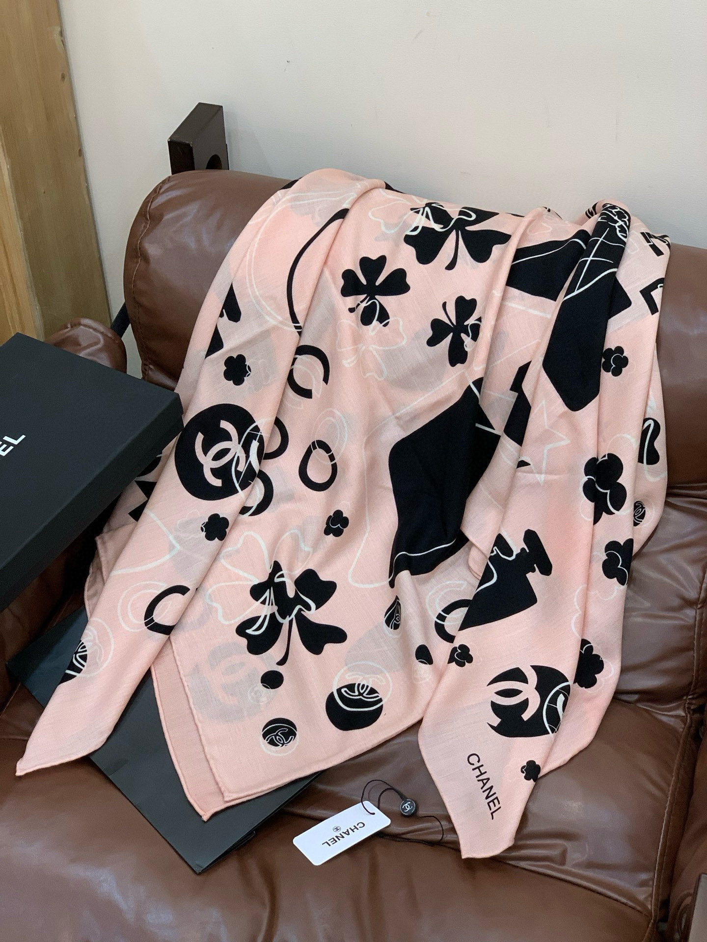 上新❤️【Chanel】 经典茶花优雅Coco风，Chanel最新菱格丝绒大方巾~气质到骨子里，香奶奶新