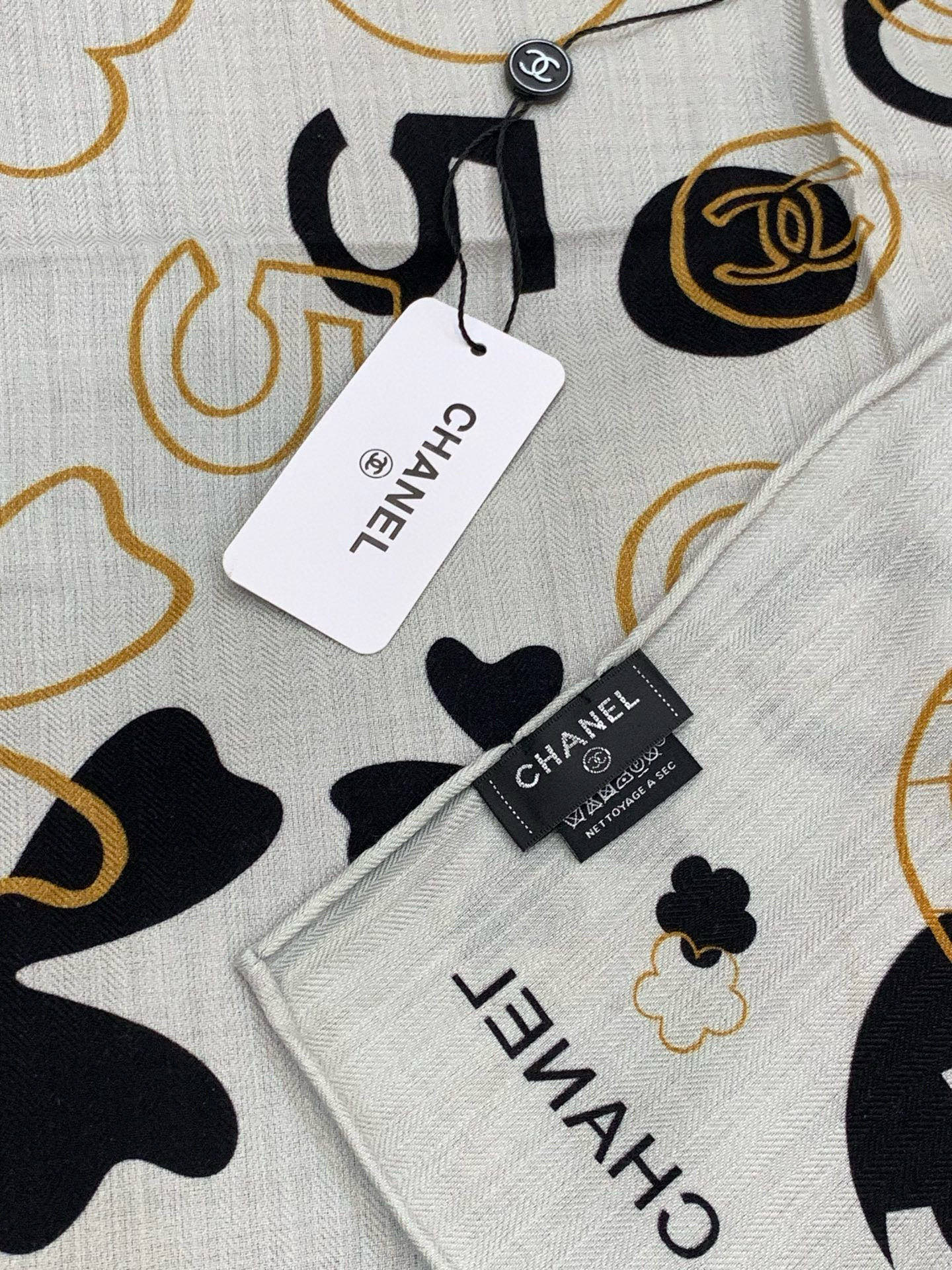 上新❤️【Chanel】 经典茶花优雅Coco风，Chanel最新菱格丝绒大方巾~气质到骨子里，香奶奶新