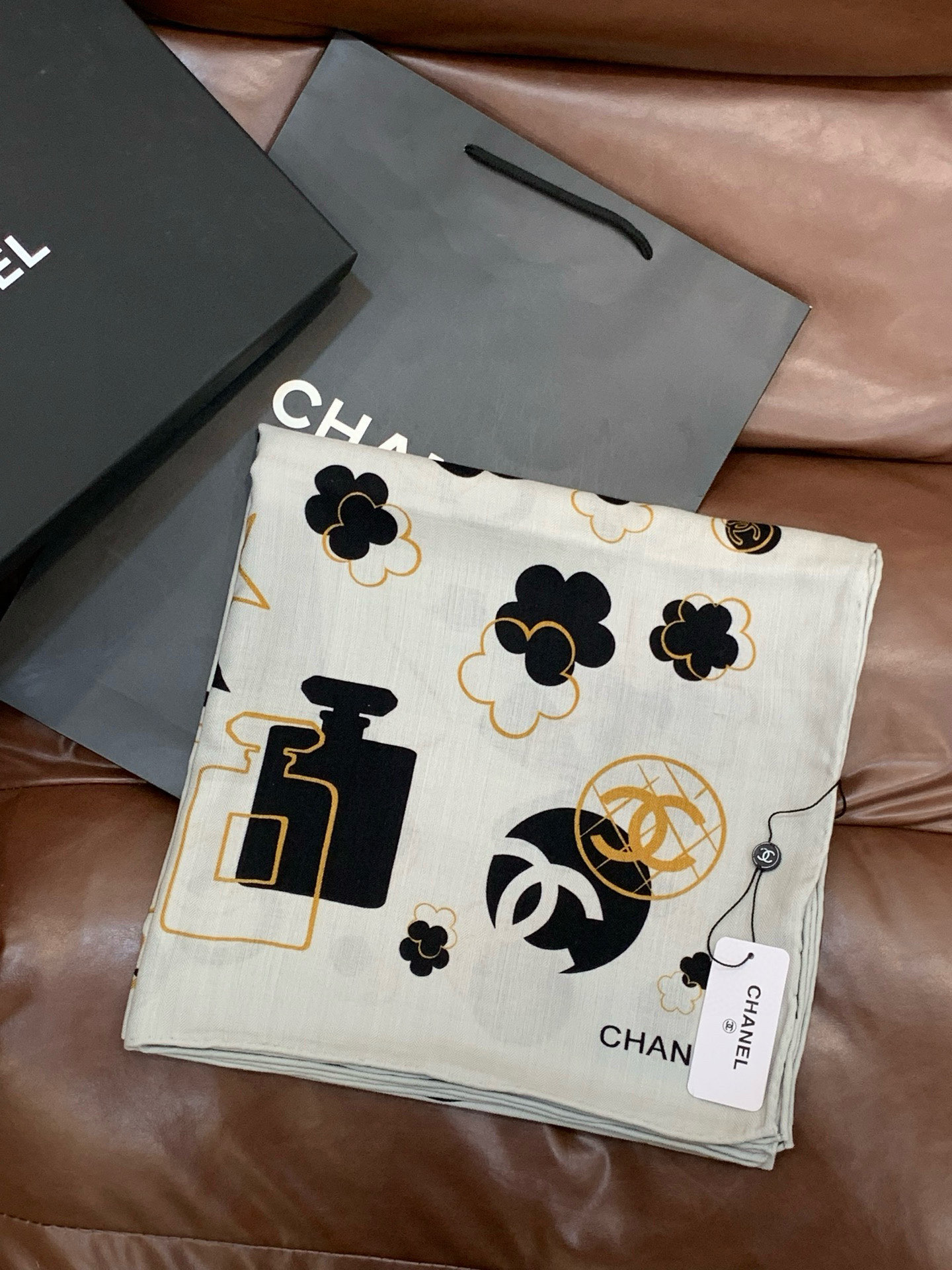 上新❤️【Chanel】 经典茶花优雅Coco风，Chanel最新菱格丝绒大方巾~气质到骨子里，香奶奶新