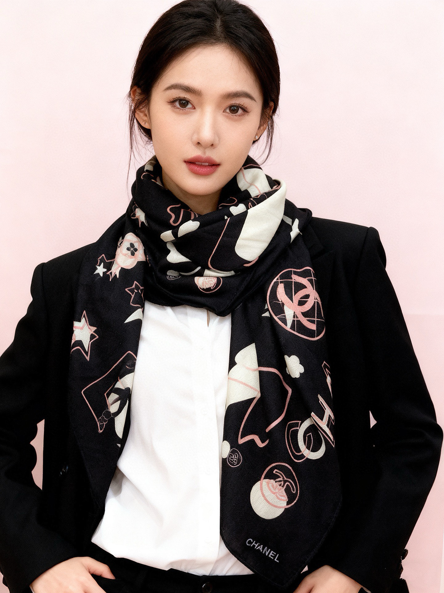 上新❤️【Chanel】 经典茶花优雅Coco风，Chanel最新菱格丝绒大方巾~气质到骨子里，香奶奶新