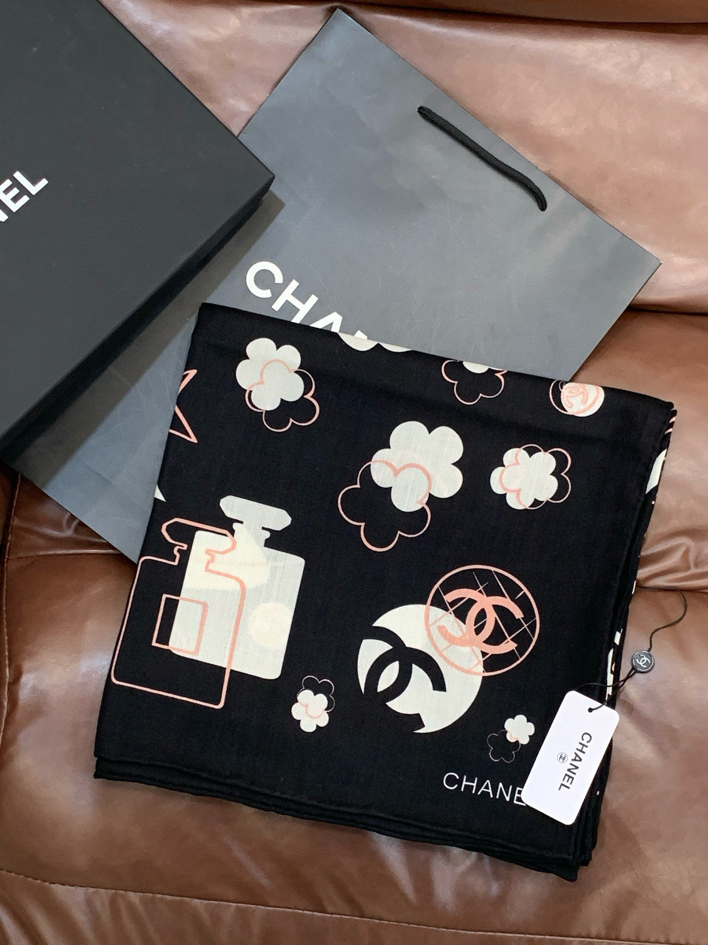 上新❤️【Chanel】 经典茶花优雅Coco风，Chanel最新菱格丝绒大方巾~气质到骨子里，香奶奶新
