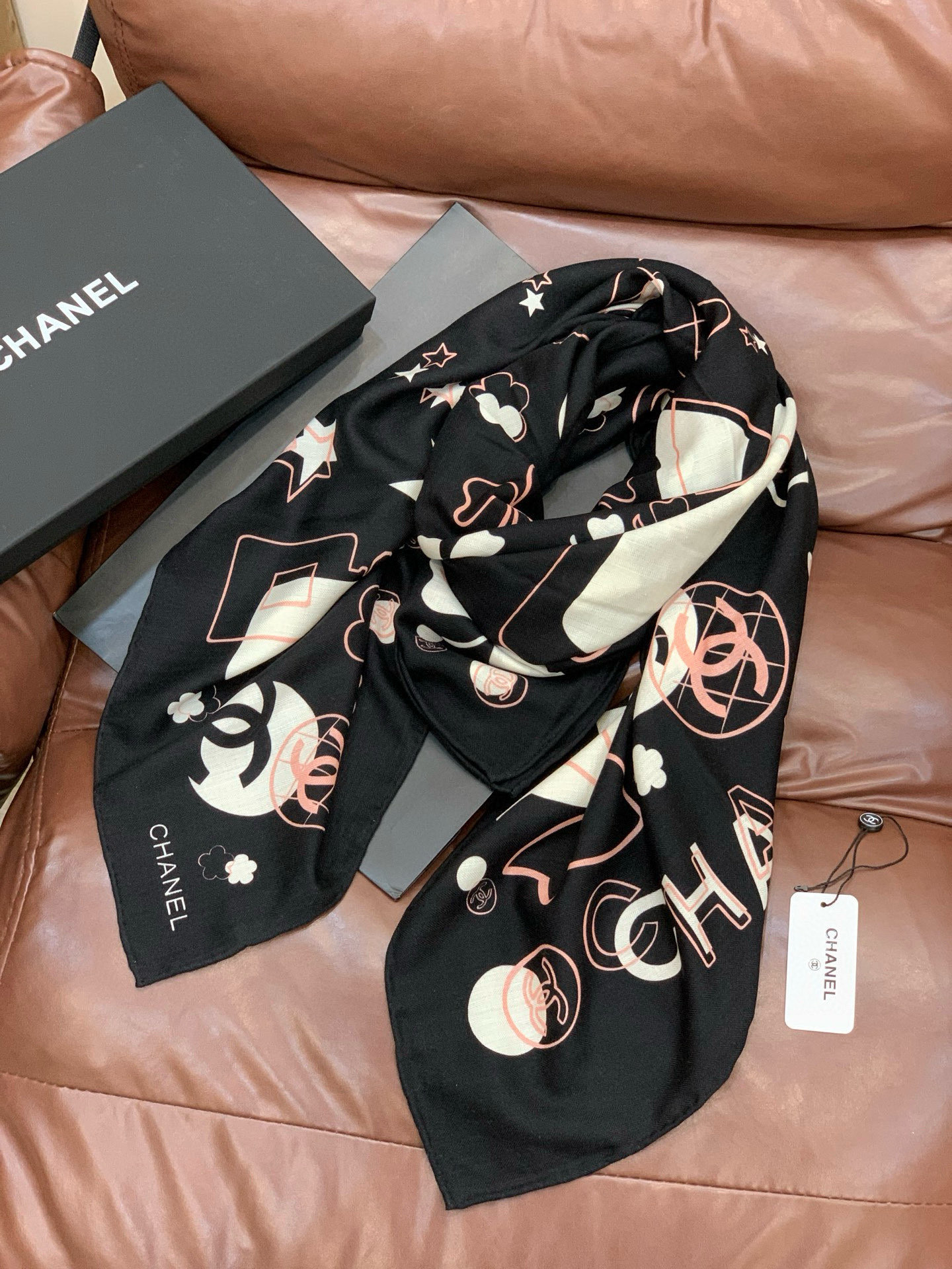 上新❤️【Chanel】 经典茶花优雅Coco风，Chanel最新菱格丝绒大方巾~气质到骨子里，香奶奶新