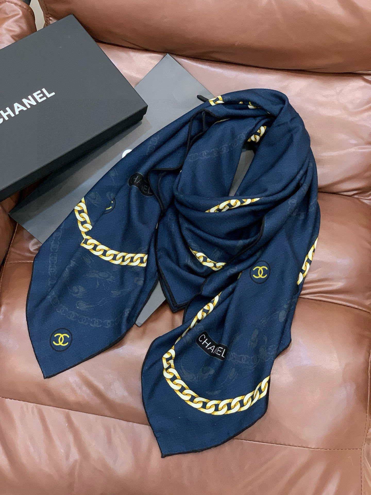 2025秋冬高级成衣系列～Chanel 【140双面同色丝绒披肩】此系列谱写一曲自由轻灵的赞歌本系列作品