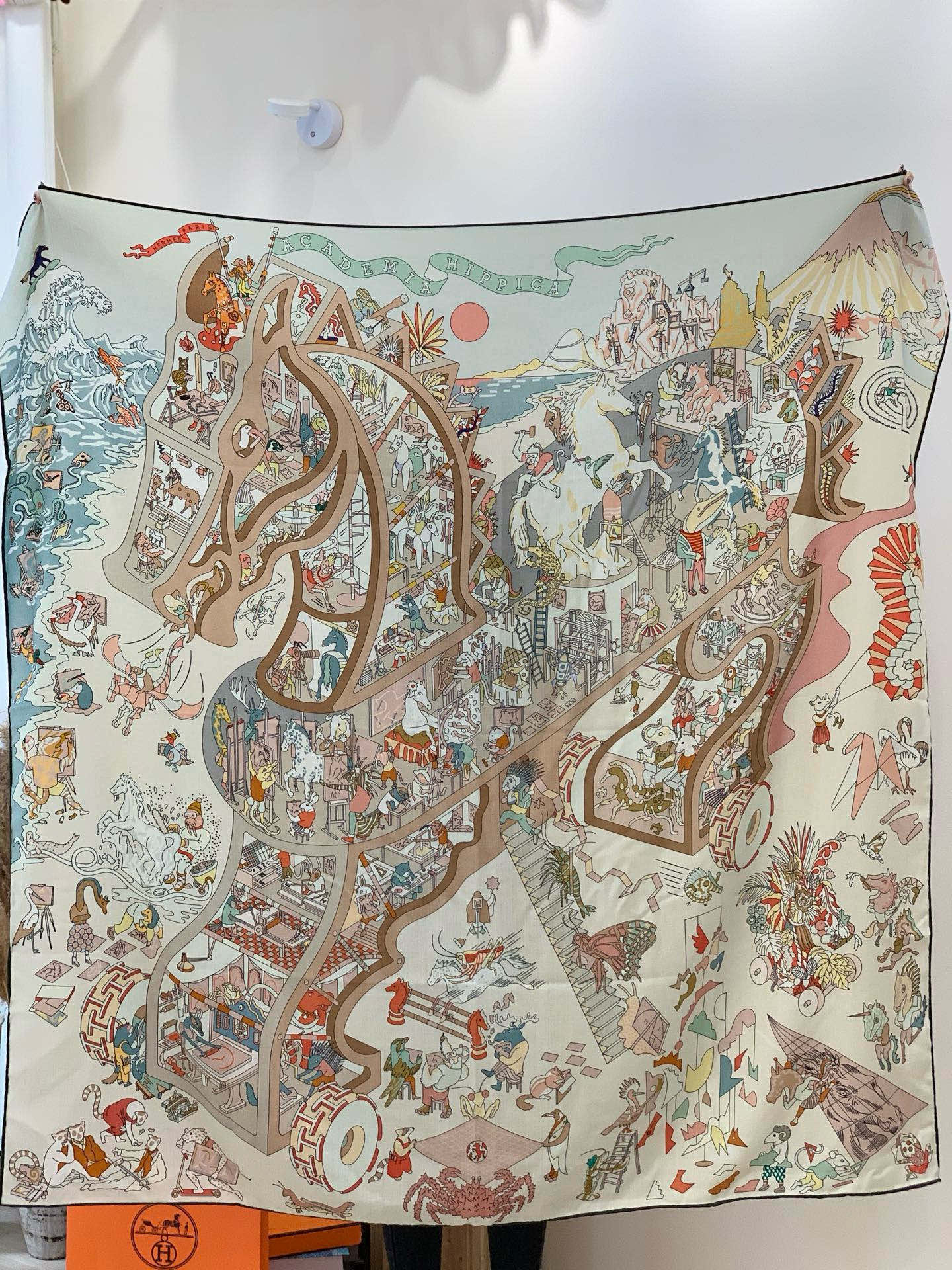 “马术学院”140双面同色丝绒披肩～Hermes 手工卷边丝绒方巾（30%桑蚕丝70%羊绒）这款爱马仕的