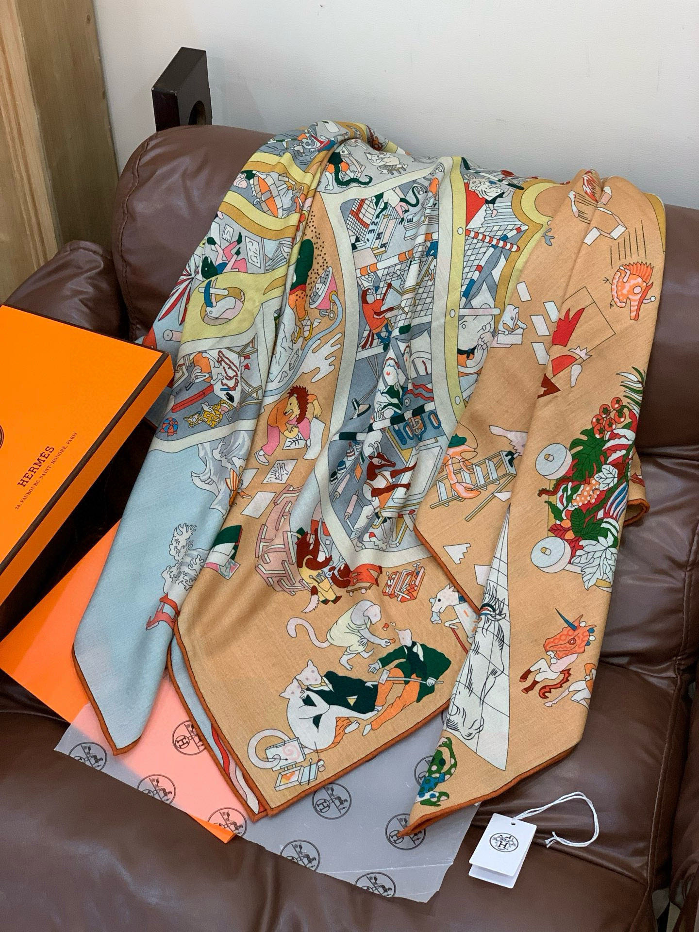 “马术学院”140双面同色丝绒披肩～Hermes 手工卷边丝绒方巾（30%桑蚕丝70%羊绒）这款爱马仕的