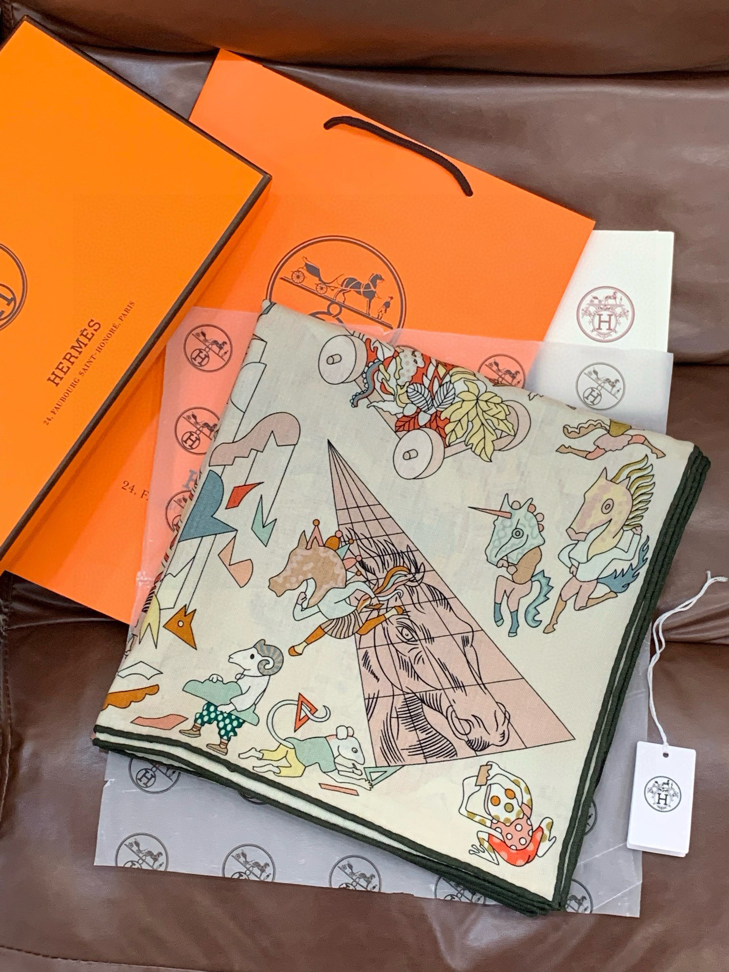 “马术学院”140双面同色丝绒披肩～Hermes 手工卷边丝绒方巾（30%桑蚕丝70%羊绒）这款爱马仕的