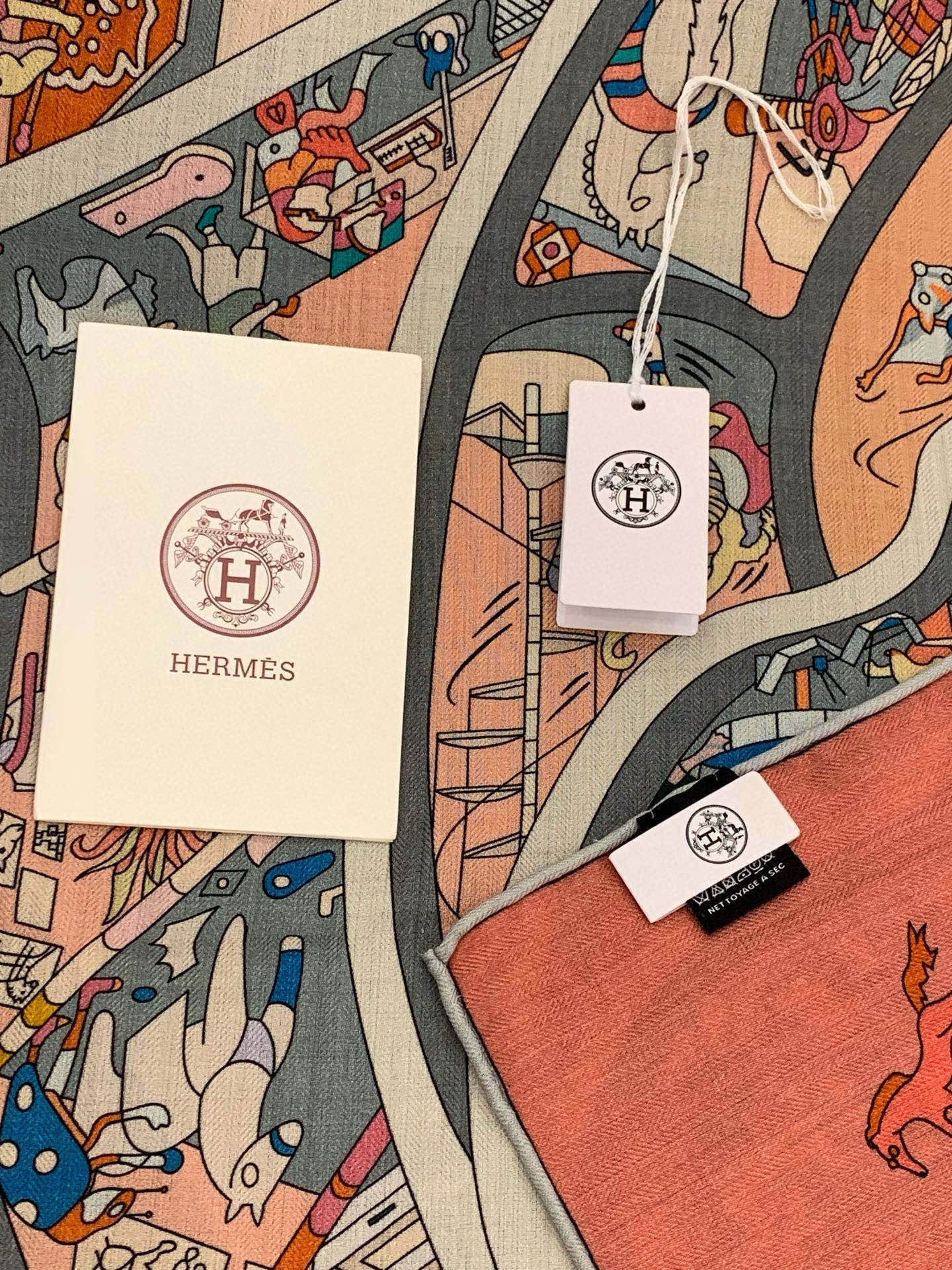 “马术学院”140双面同色丝绒披肩～Hermes 手工卷边丝绒方巾（30%桑蚕丝70%羊绒）这款爱马仕的