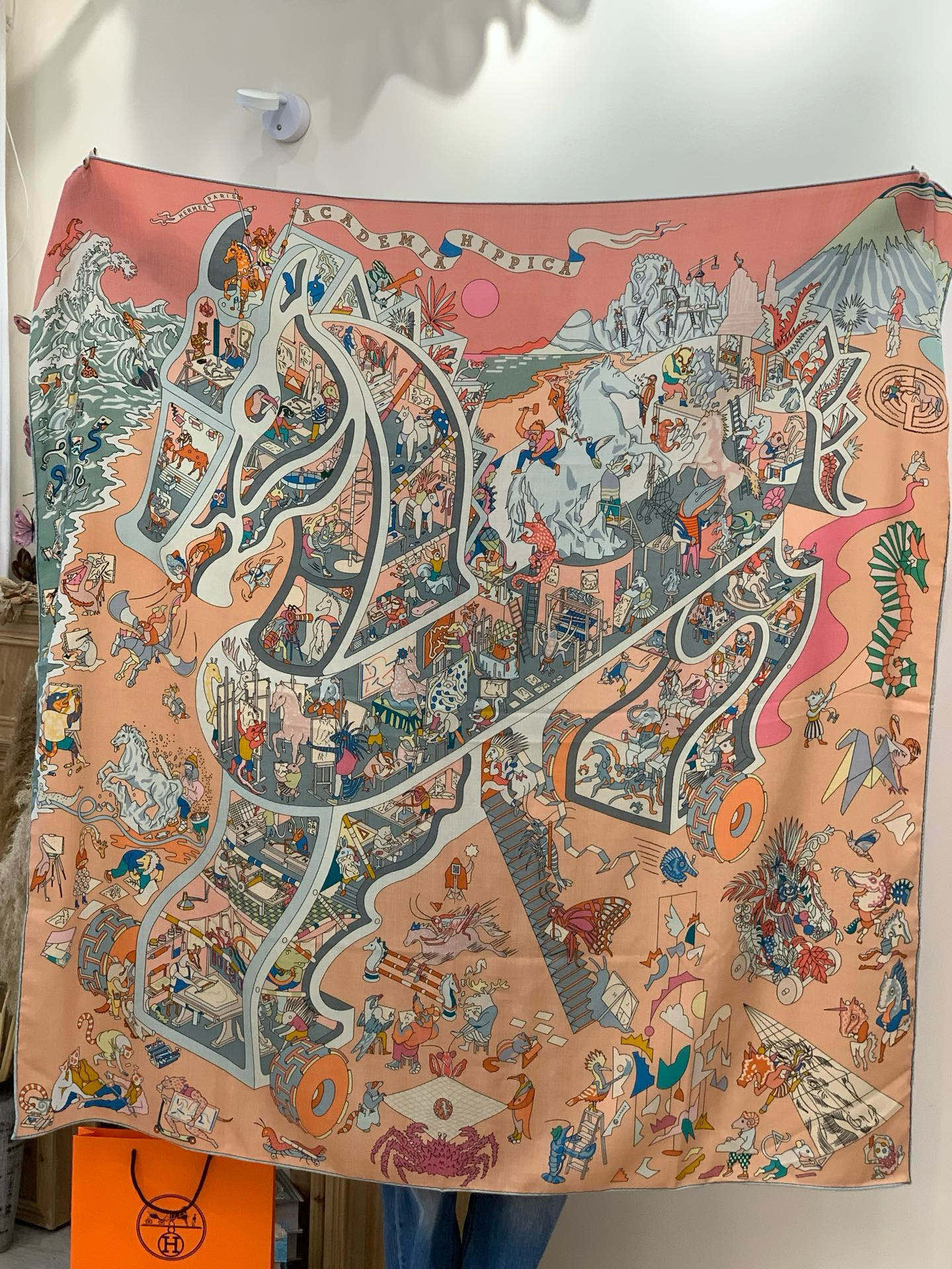 “马术学院”140双面同色丝绒披肩～Hermes 手工卷边丝绒方巾（30%桑蚕丝70%羊绒）这款爱马仕的