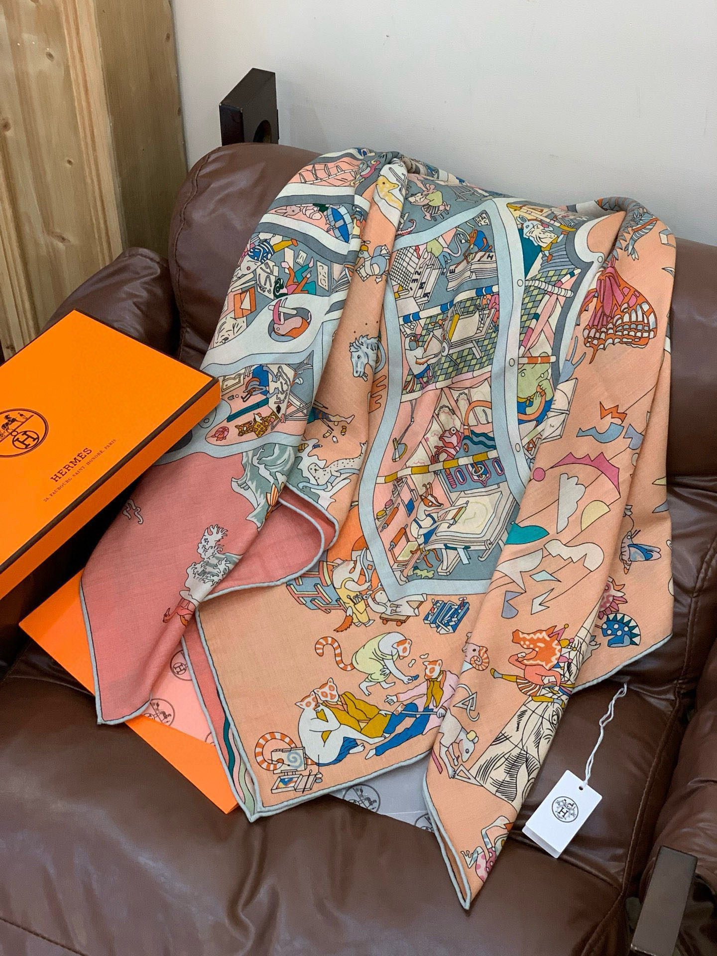 “马术学院”140双面同色丝绒披肩～Hermes 手工卷边丝绒方巾（30%桑蚕丝70%羊绒）这款爱马仕的