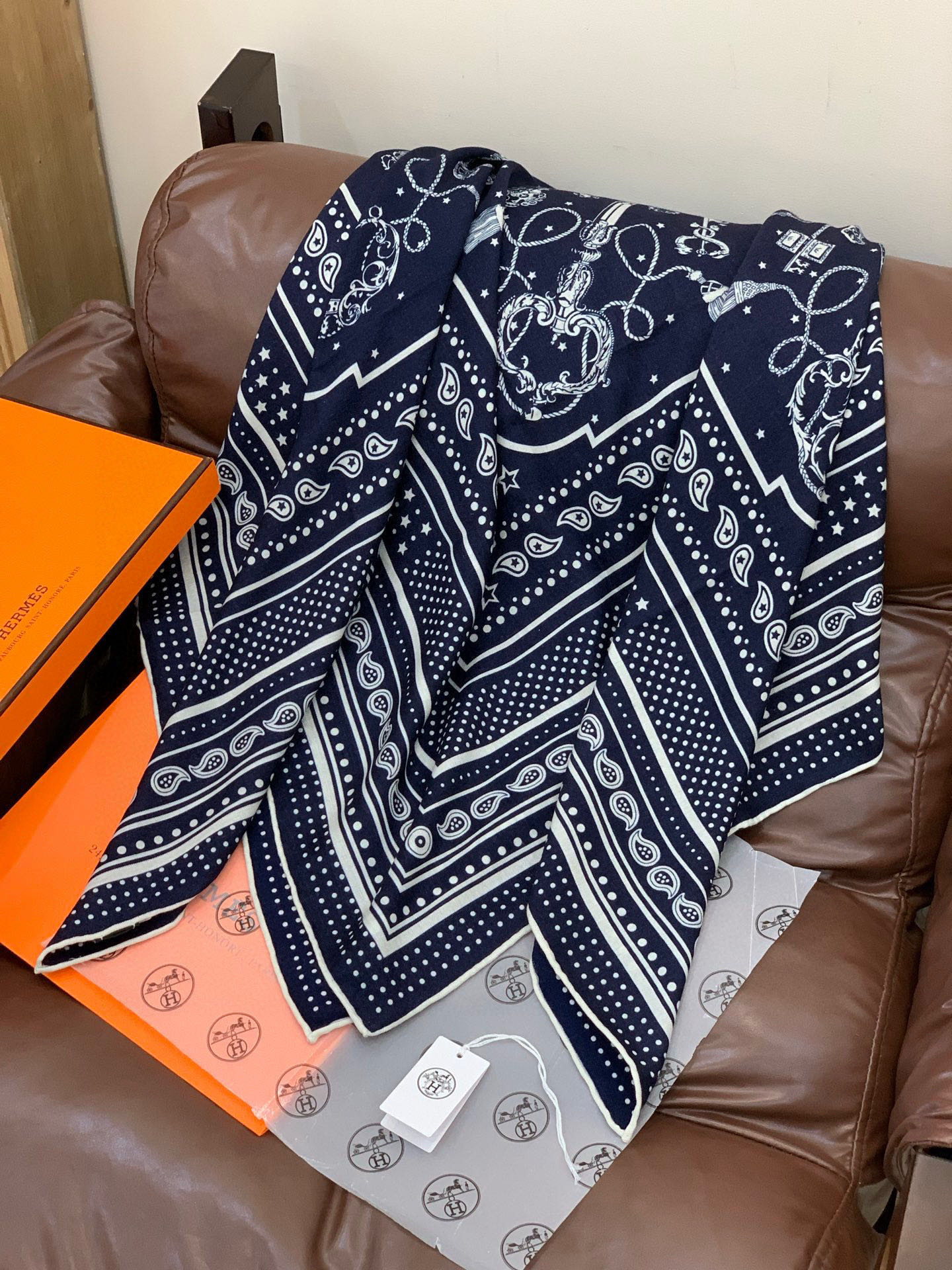 羊绒新款🆕👏👏买了都说好看‼️推荐💕爱马仕双面同色羊绒方巾【双面同色140】，顶级工艺超值‼️爱马仕专柜