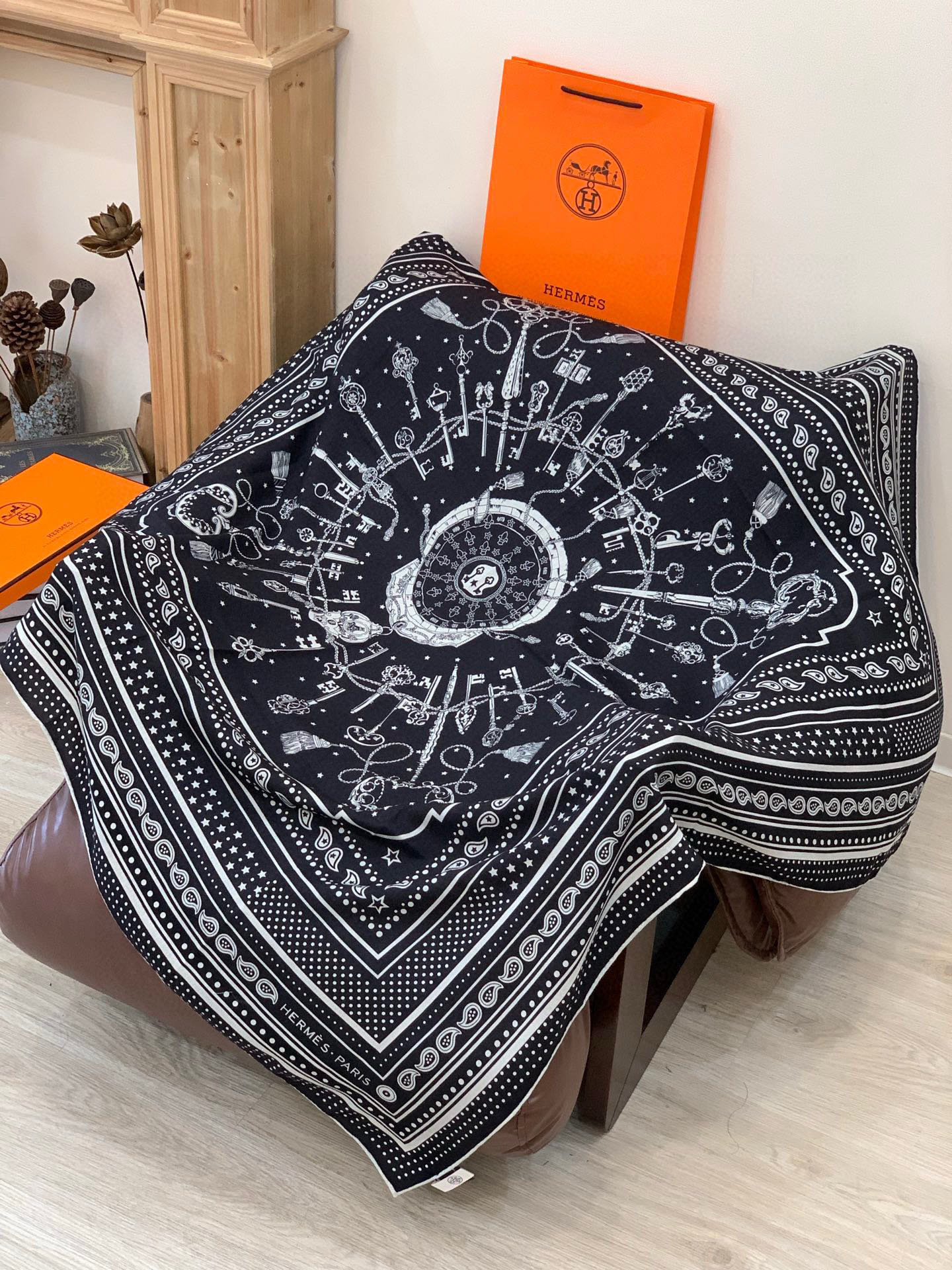 羊绒新款🆕👏👏买了都说好看‼️推荐💕爱马仕双面同色羊绒方巾【双面同色140】，顶级工艺超值‼️爱马仕专柜