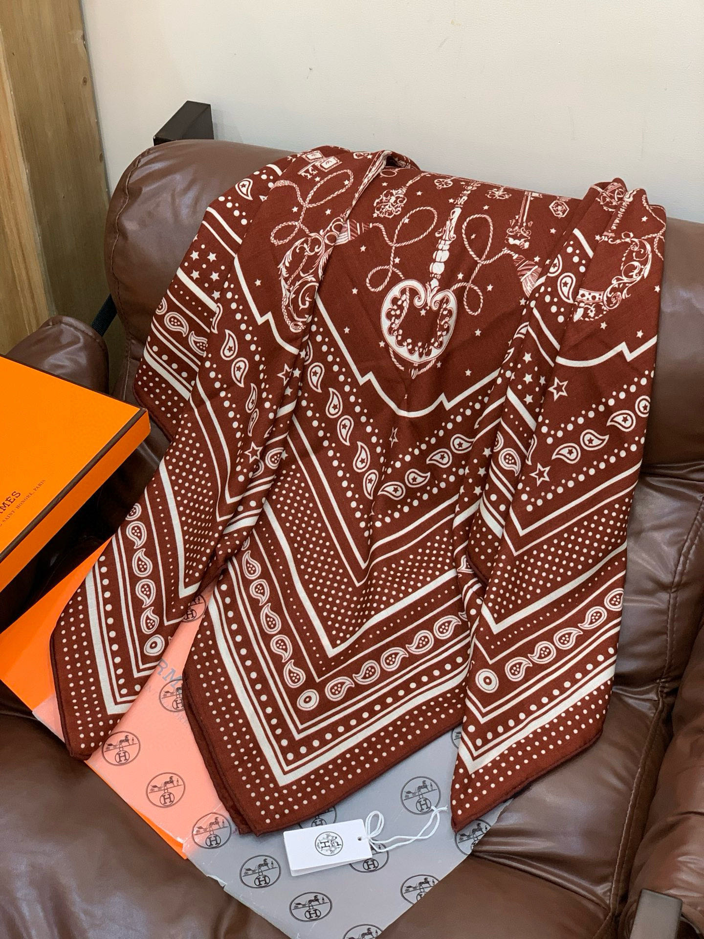 羊绒新款🆕👏👏买了都说好看‼️推荐💕爱马仕双面同色羊绒方巾【双面同色140】，顶级工艺超值‼️爱马仕专柜