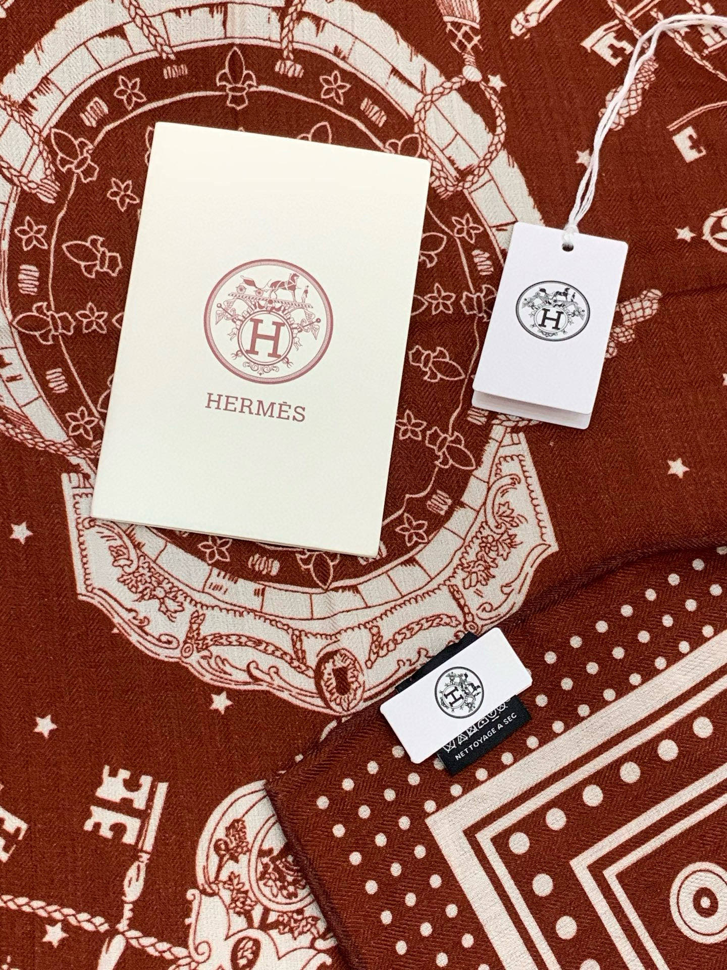 羊绒新款🆕👏👏买了都说好看‼️推荐💕爱马仕双面同色羊绒方巾【双面同色140】，顶级工艺超值‼️爱马仕专柜