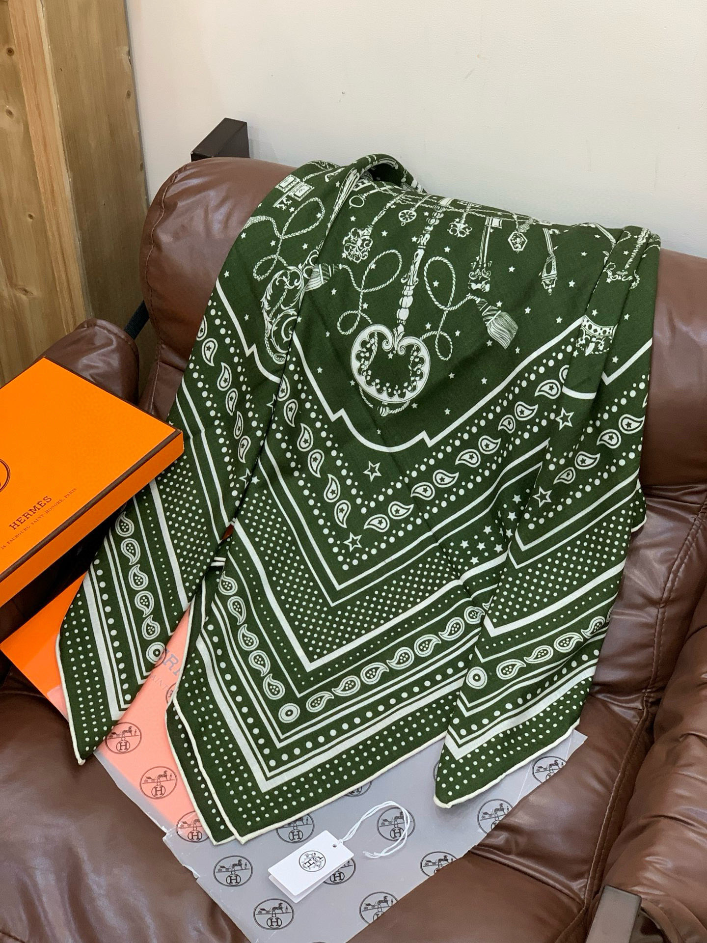 羊绒新款🆕👏👏买了都说好看‼️推荐💕爱马仕双面同色羊绒方巾【双面同色140】，顶级工艺超值‼️爱马仕专柜