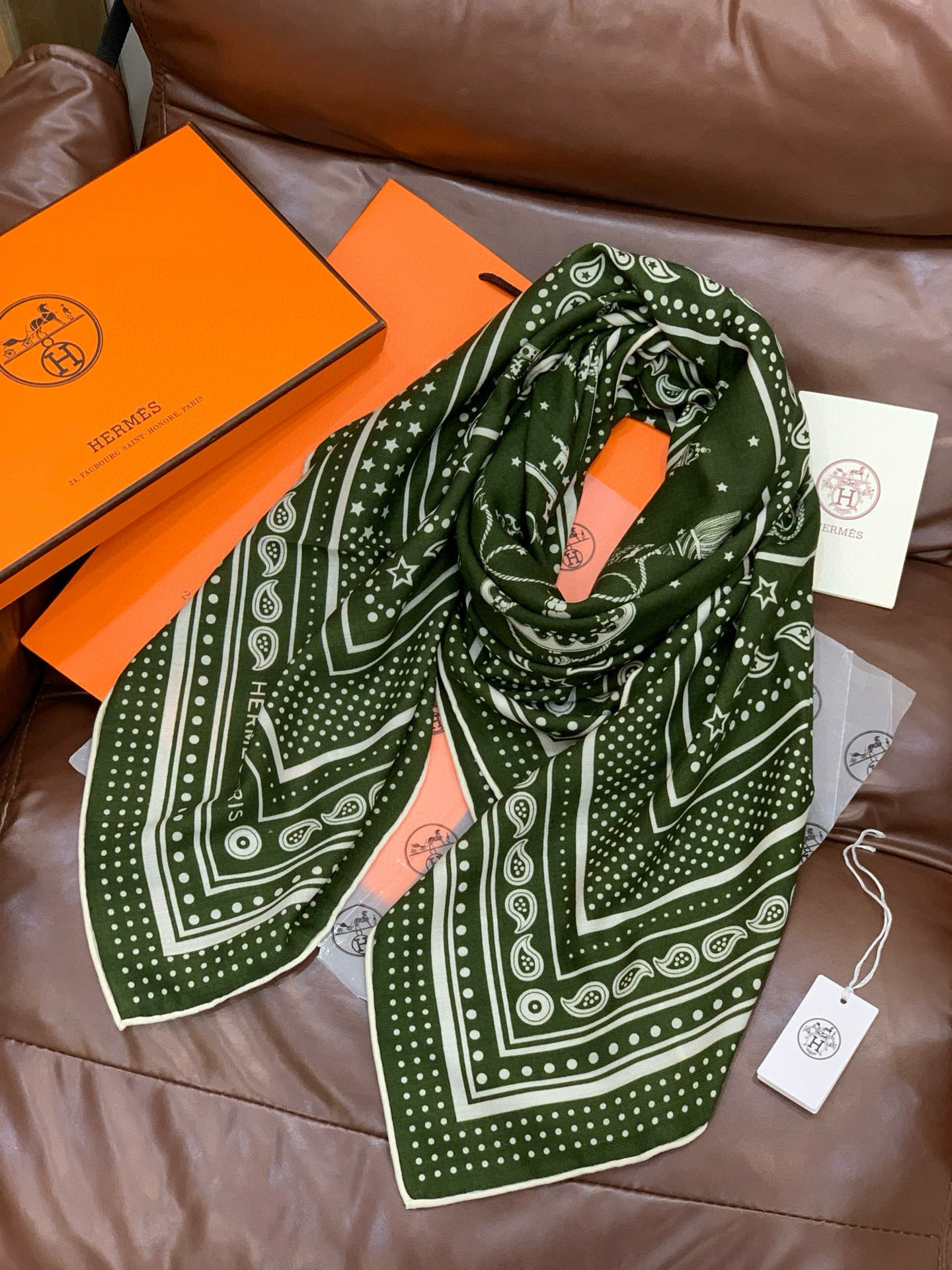 羊绒新款🆕👏👏买了都说好看‼️推荐💕爱马仕双面同色羊绒方巾【双面同色140】，顶级工艺超值‼️爱马仕专柜