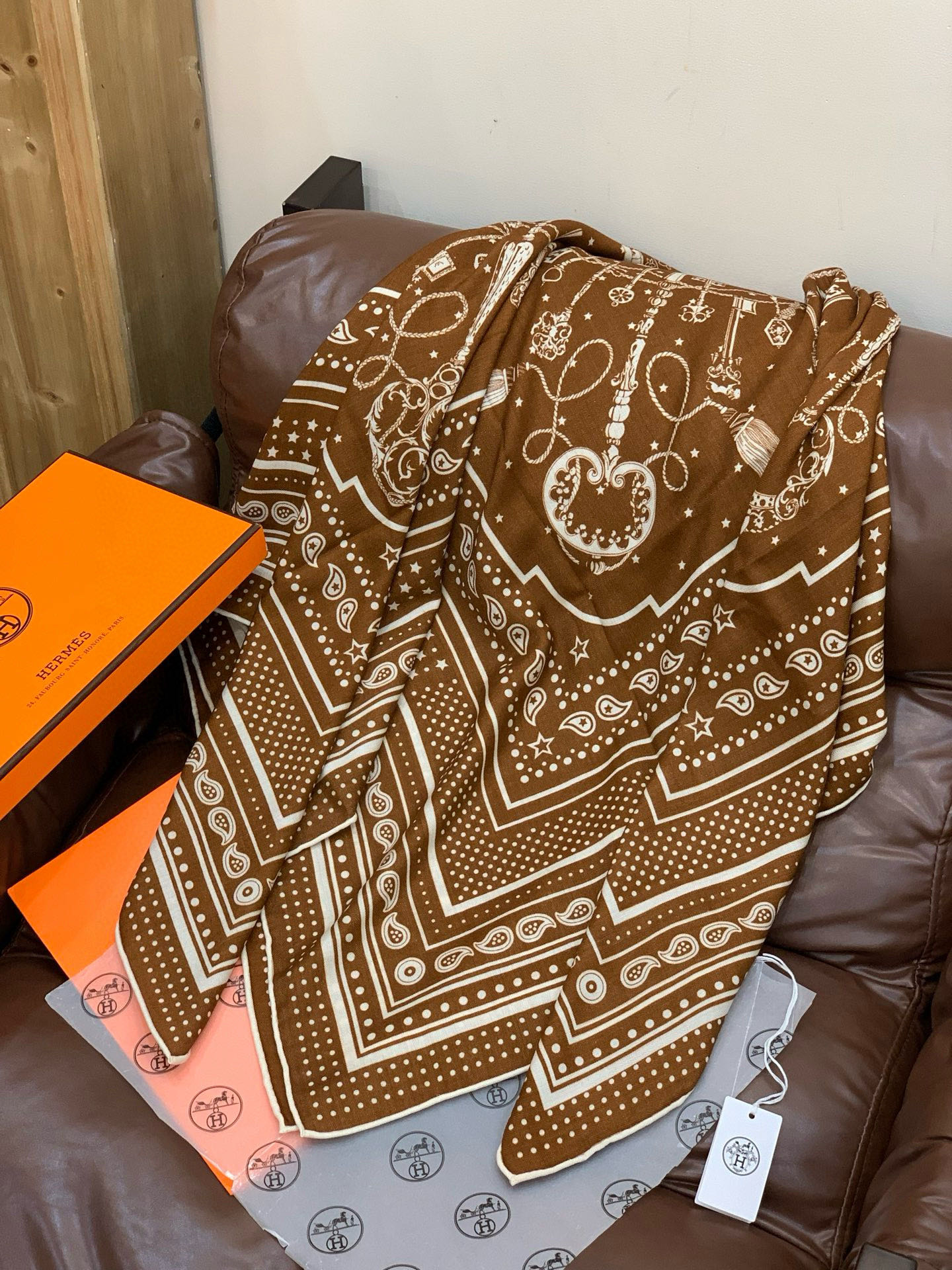 羊绒新款🆕👏👏买了都说好看‼️推荐💕爱马仕双面同色羊绒方巾【双面同色140】，顶级工艺超值‼️爱马仕专柜