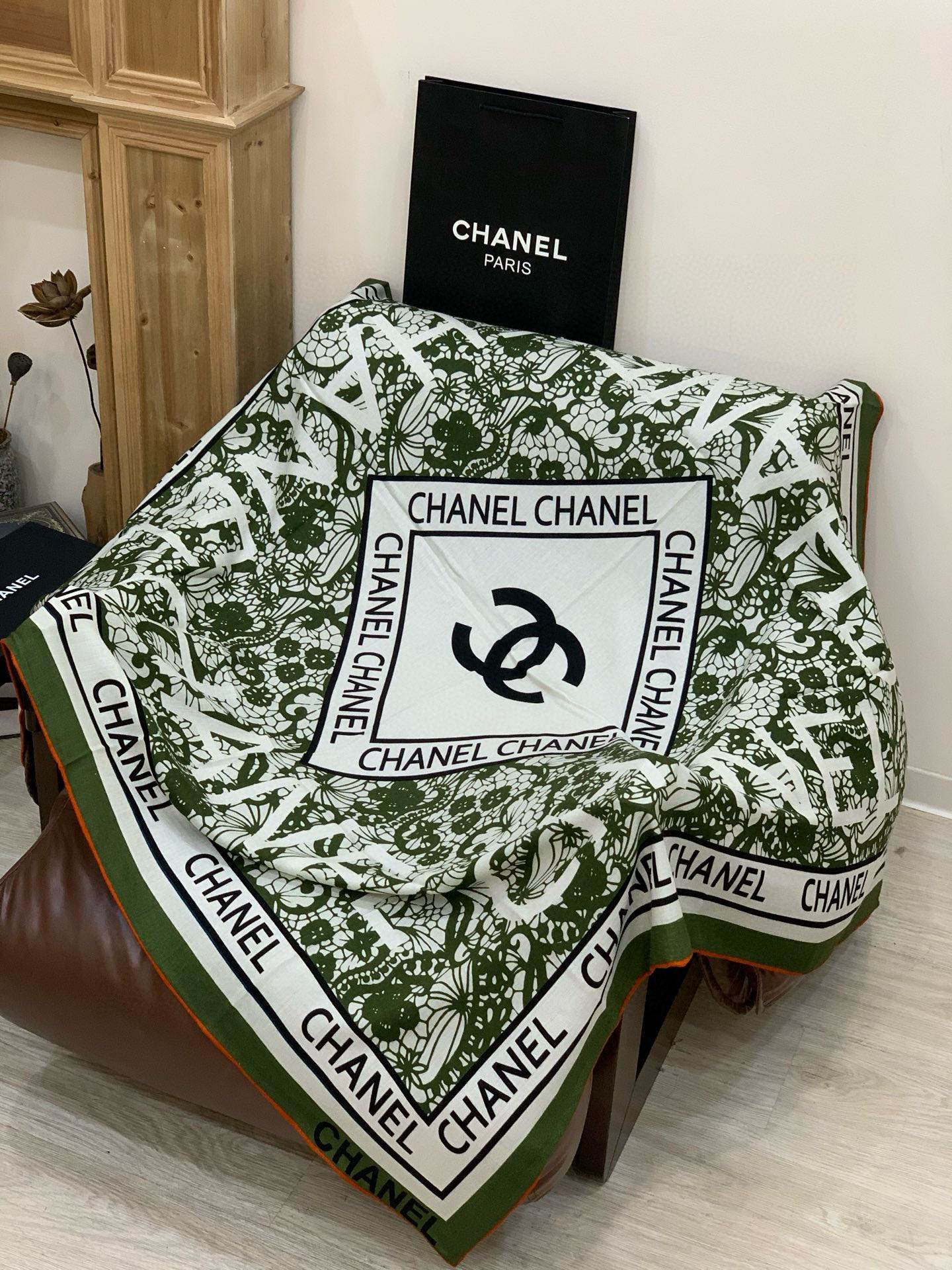 2025秋冬高级成衣系列～Chanel 【140双面同色丝绒披肩】此系列谱写一曲自由轻灵的赞歌本系列作品