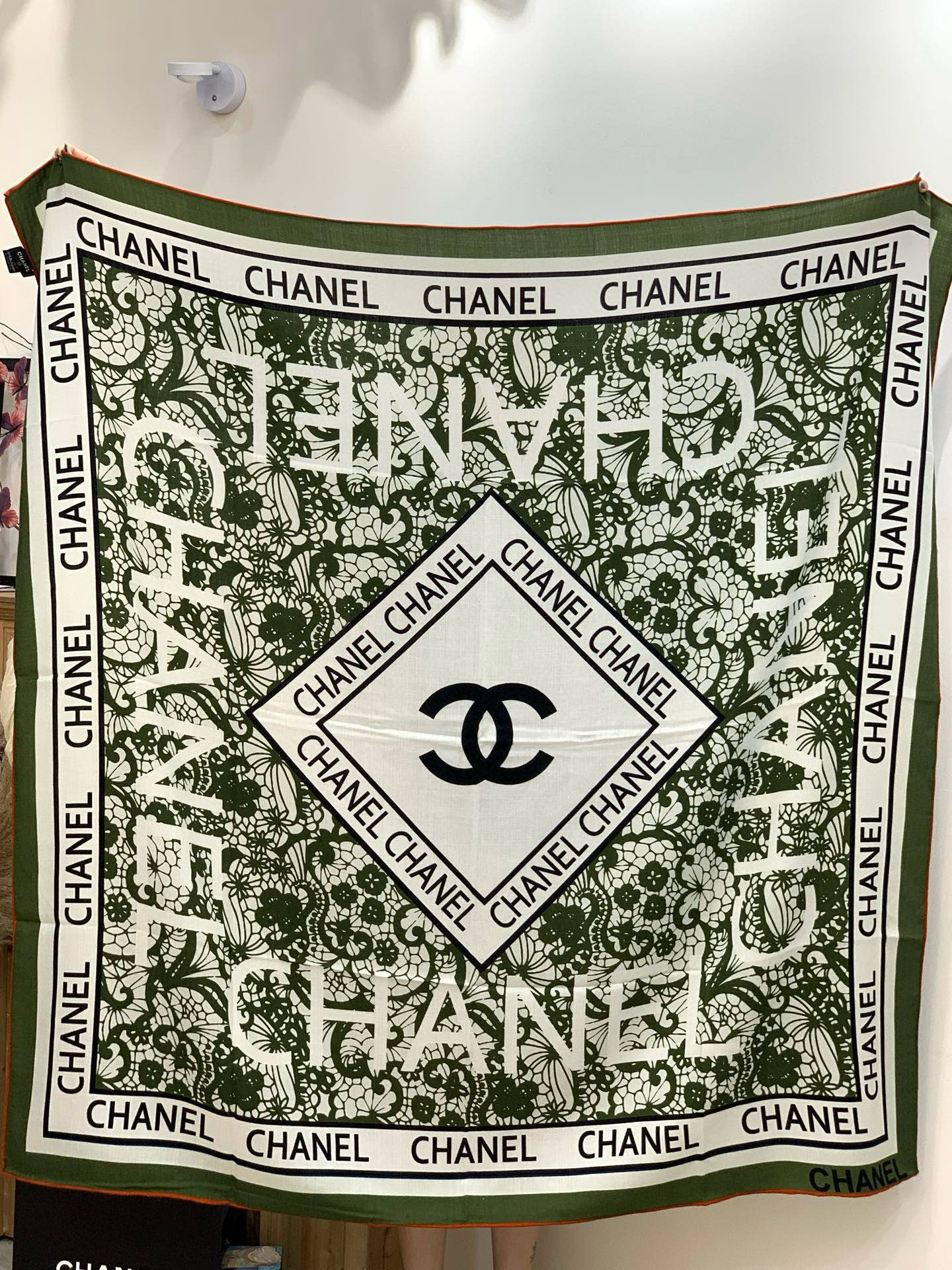 2025秋冬高级成衣系列～Chanel 【140双面同色丝绒披肩】此系列谱写一曲自由轻灵的赞歌本系列作品