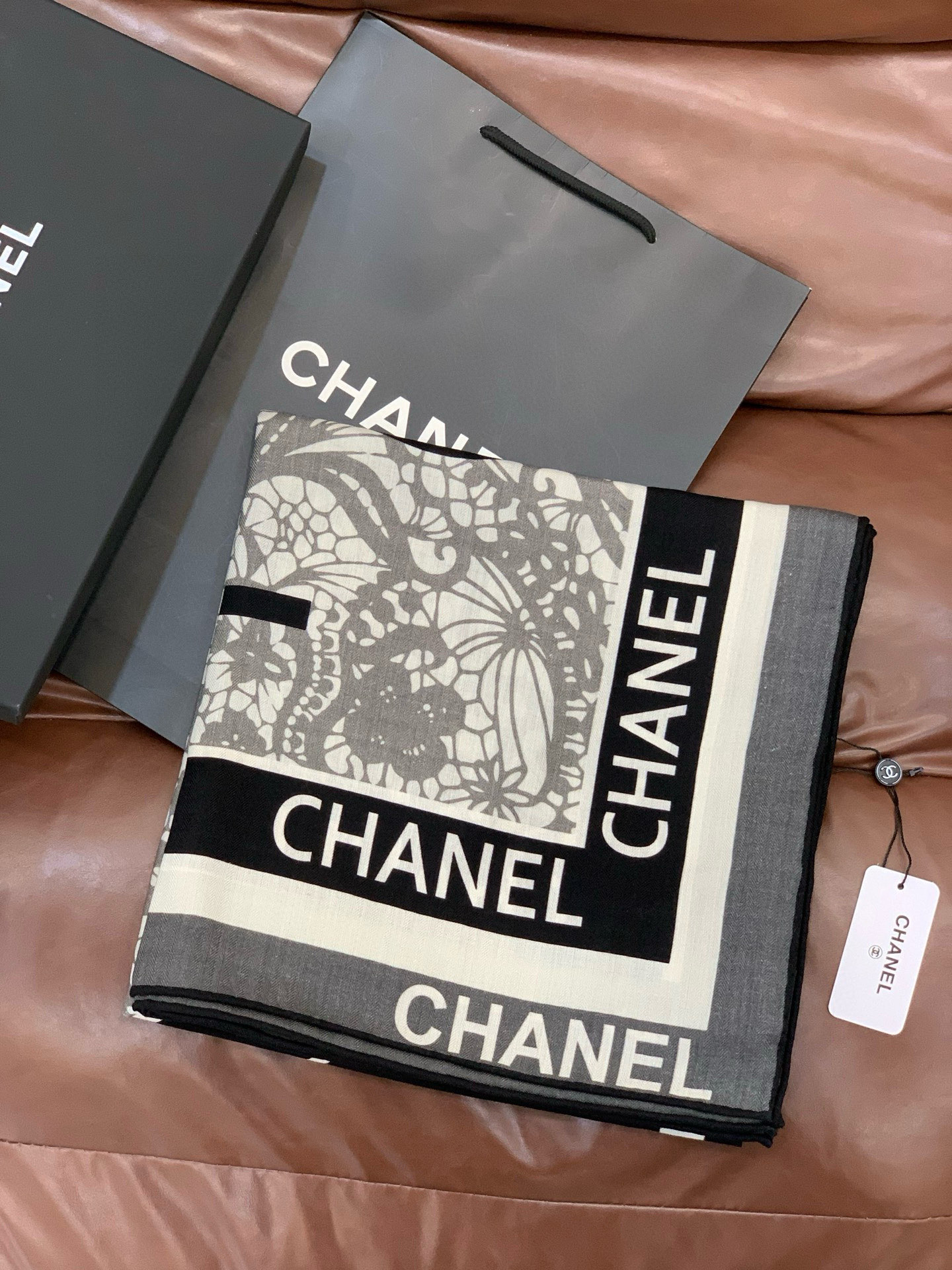 2025秋冬高级成衣系列～Chanel 【140双面同色丝绒披肩】此系列谱写一曲自由轻灵的赞歌本系列作品