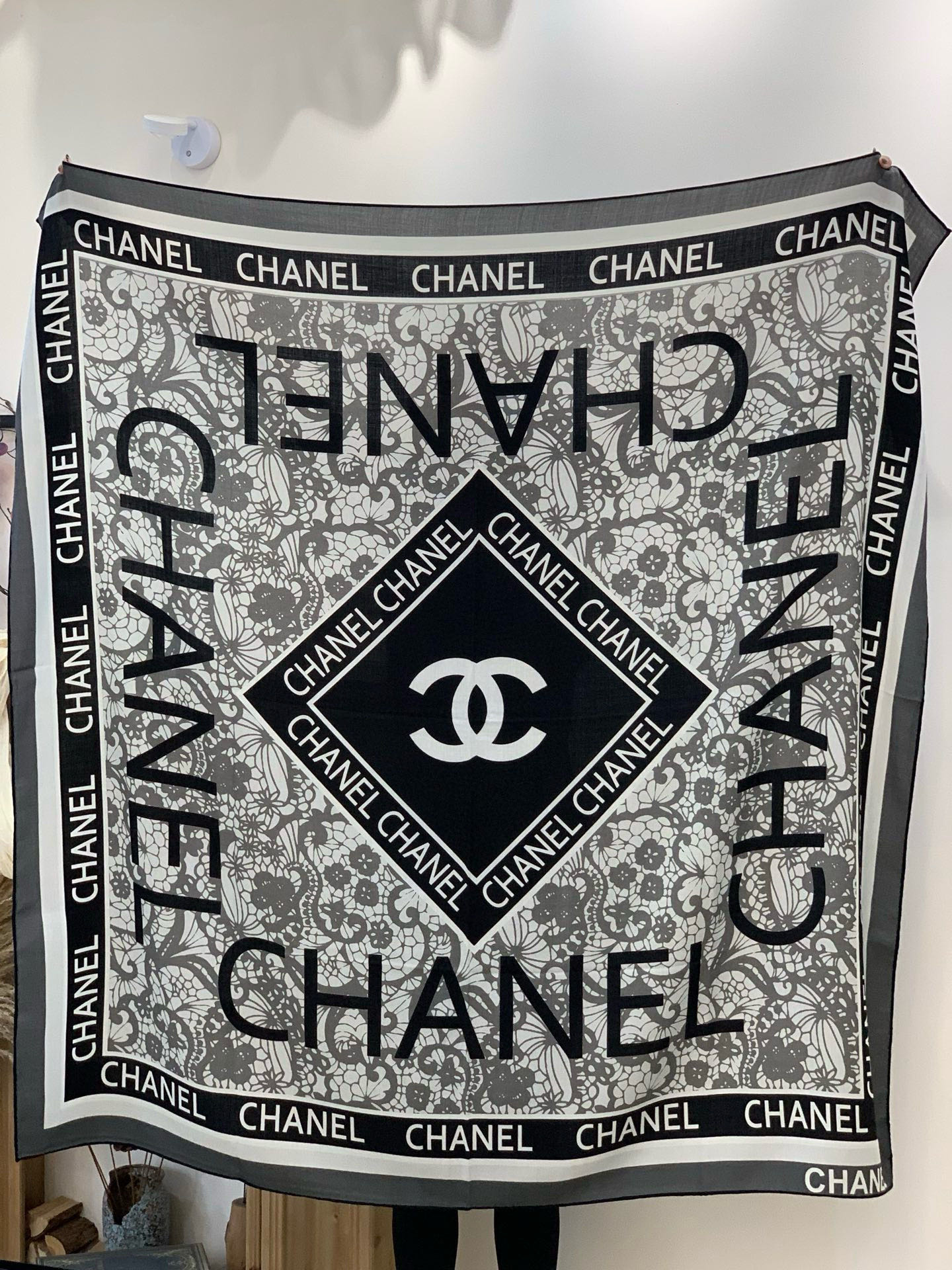 2025秋冬高级成衣系列～Chanel 【140双面同色丝绒披肩】此系列谱写一曲自由轻灵的赞歌本系列作品