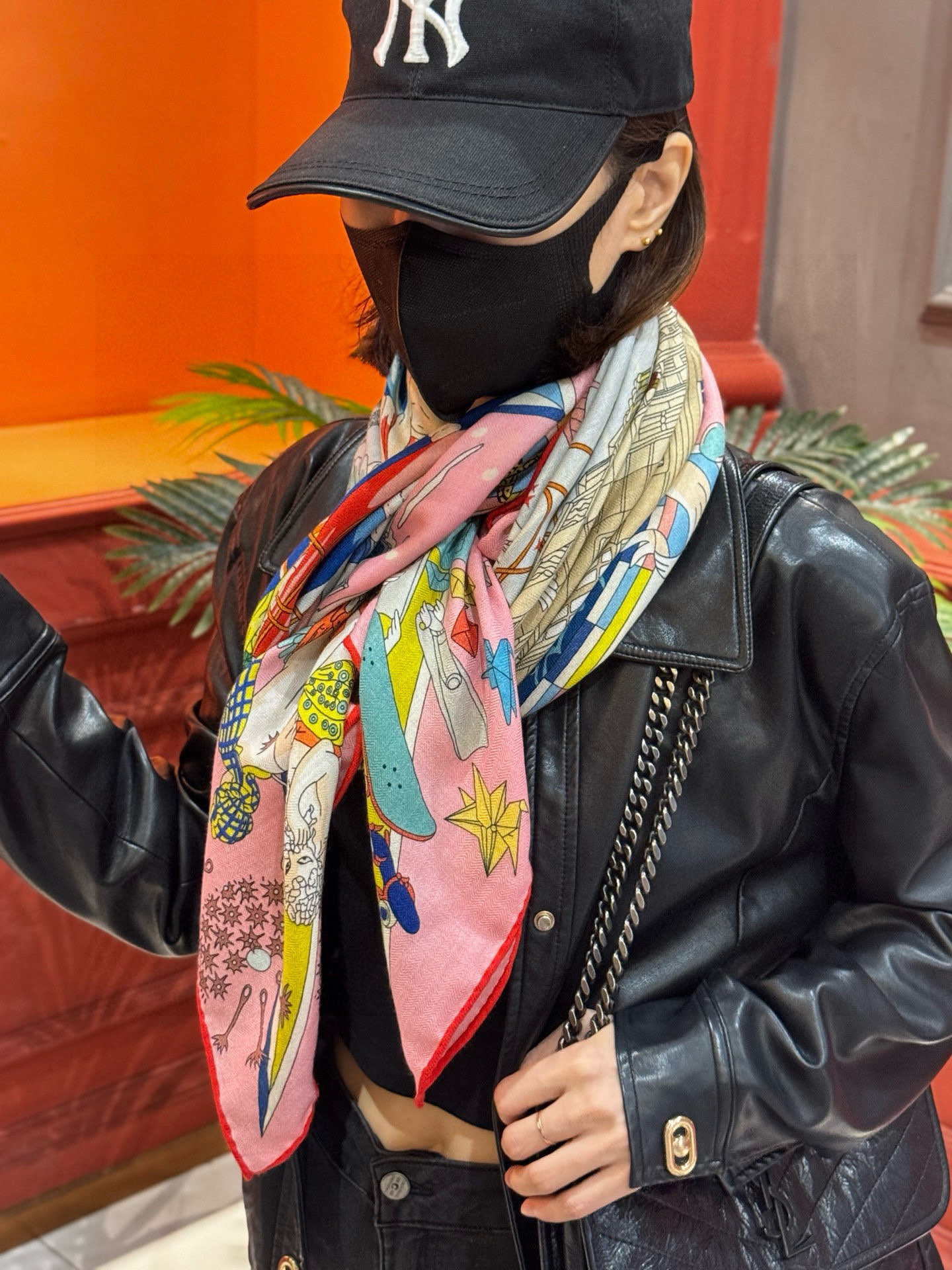 “全速前进”140双面丝绒披肩手工卷边丝毛方巾（30%桑蚕丝70%羊绒）这款经典单品展现强大而迷人的女性