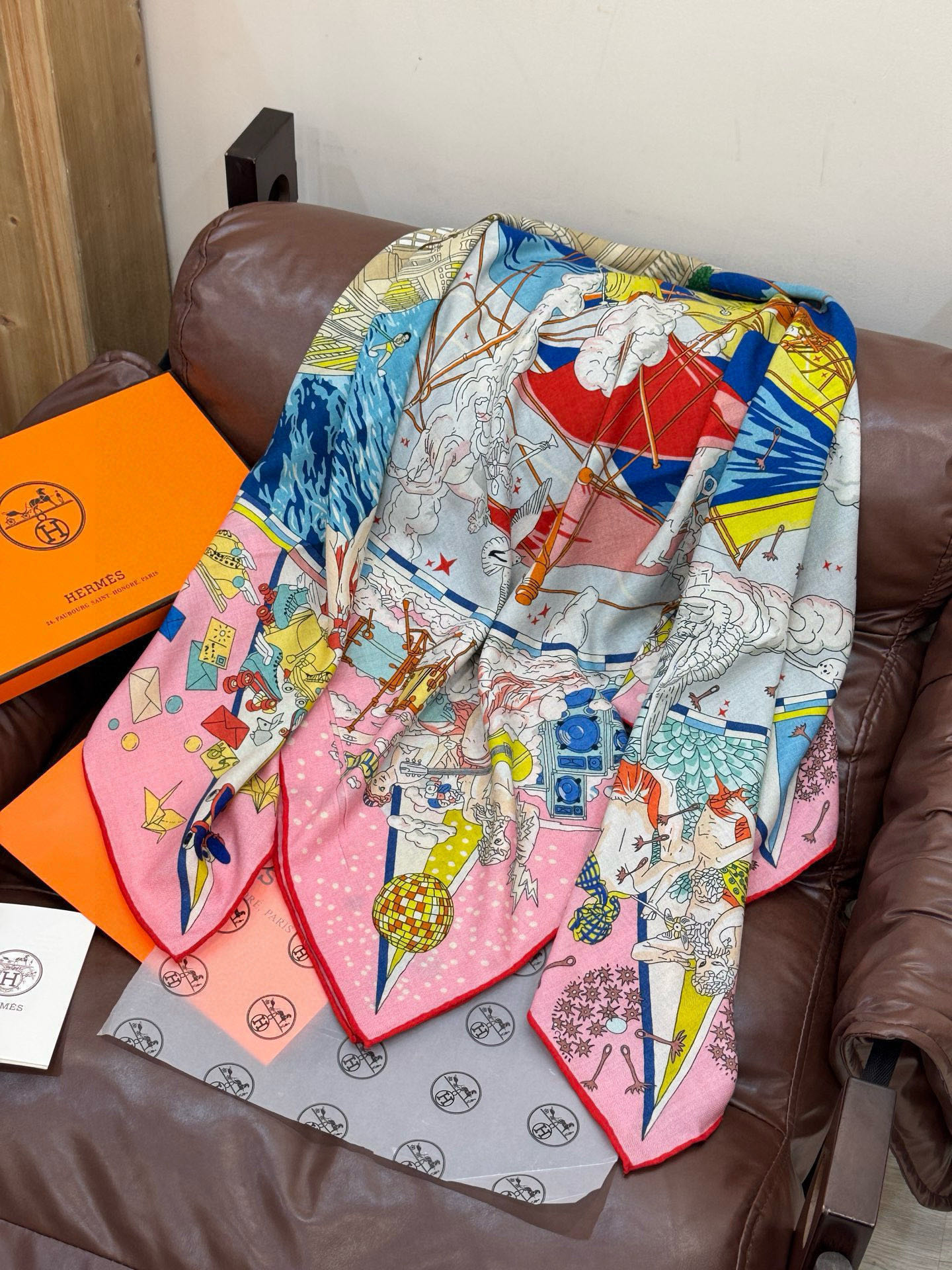 “全速前进”140双面丝绒披肩手工卷边丝毛方巾（30%桑蚕丝70%羊绒）这款经典单品展现强大而迷人的女性